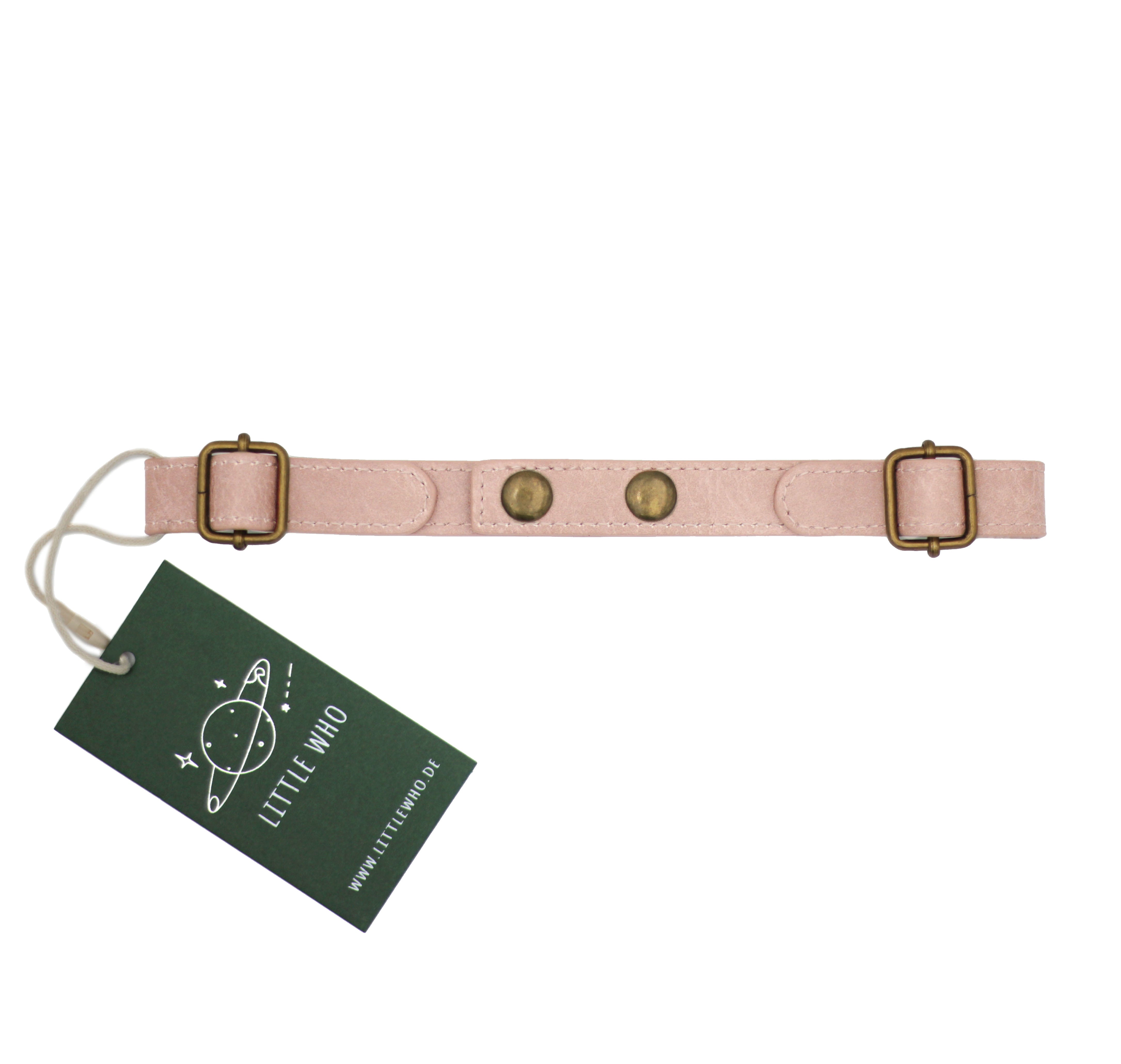 Ein hellrosa Hundehalsband aus Leder mit Messingbeschlägen, darunter zwei Schnallen und zwei Druckknöpfe. Es hat ein grünes Etikett mit dem Markennamen „Little Who“ und einem Logo eines Planeten mit einem Ring darum. Perfekt zum Kauf in Ihrem örtlichen Kinderartikelgeschäft. Sie können auch einige reflektierende Aufkleber für zusätzliche Sicherheit anbringen!
Produktname: Little Who – Brustgurt
Markenname: Little Who