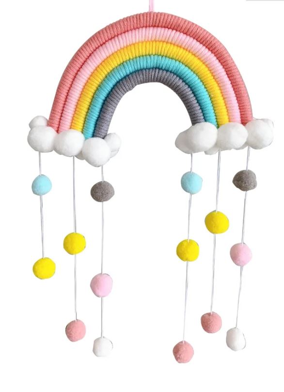 Ein Artilady - Regenbogen Wanddeko Makramee, hergestellt aus Garn, das in den Farbtönen Rosa, Orange, Gelb, Grün, Blau und Grau umwickelt ist. An den Enden hängen weiße, bauschige Wolken mit baumelnden Fäden, die pastellfarbene Kugeln in Rosa, Blau, Gelb und Grau halten – perfekt für die Dekoration eines Kinderzimmers oder jeder Babyzimmereinrichtung.