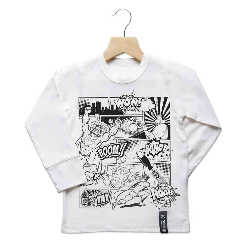 Ein weißes langärmeliges Kindershirt auf einem Kleiderbügel mit einem Comic-Design. Die Comic-Panels, perfekt für jedes Selfie Craft Co. – Superhelden Comic: Oberteil zum Ausmalen, zeigen verschiedene Actionszenen mit Soundeffekten wie „WOW“, „BOOM“, „BANG!“, „YAY“ und „ROAR“ in kräftigen, schwarzen Umrissen auf weißem Hintergrund.
