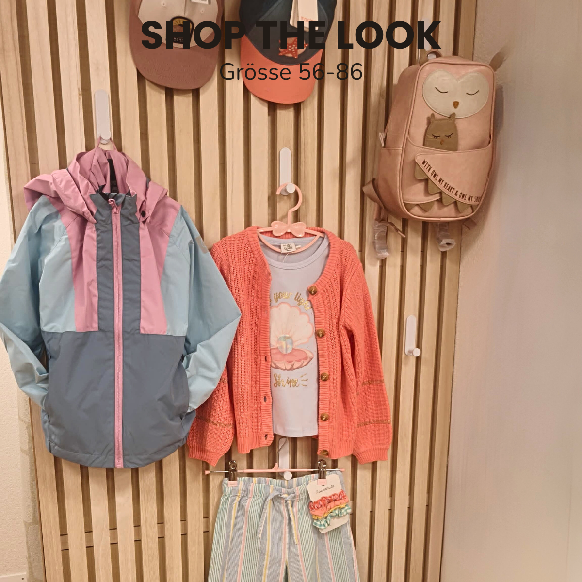 Bild Kleider an Bügel aufgehängt