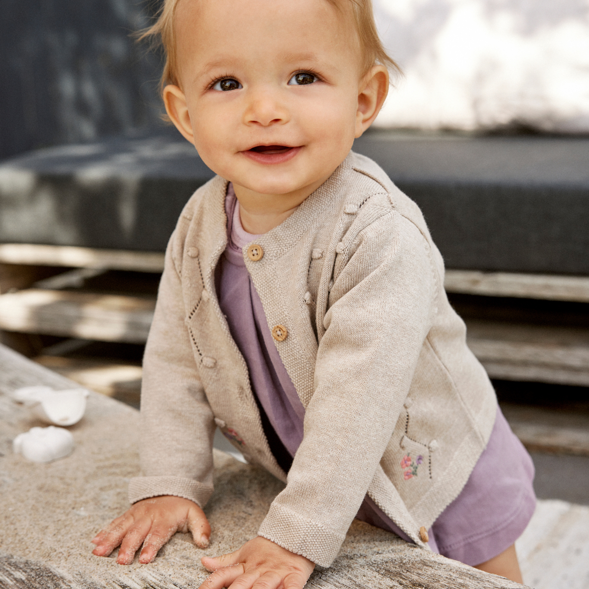 Strickjacke mit Blumenstickerei
