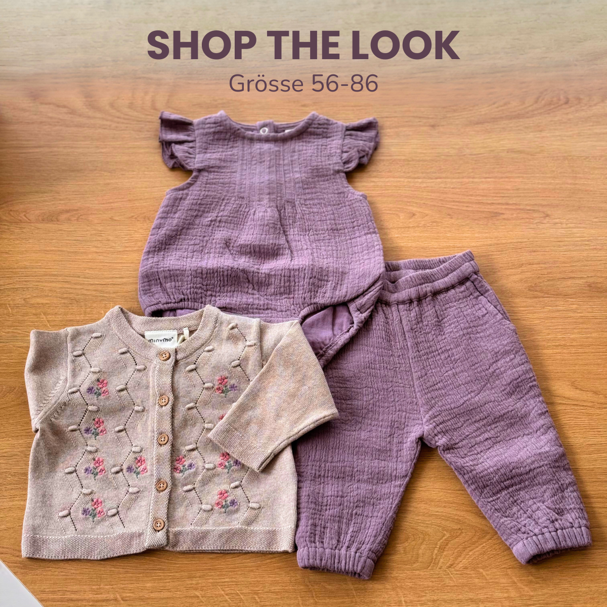 Bild Kleider auf Holzplatte zurechtgele