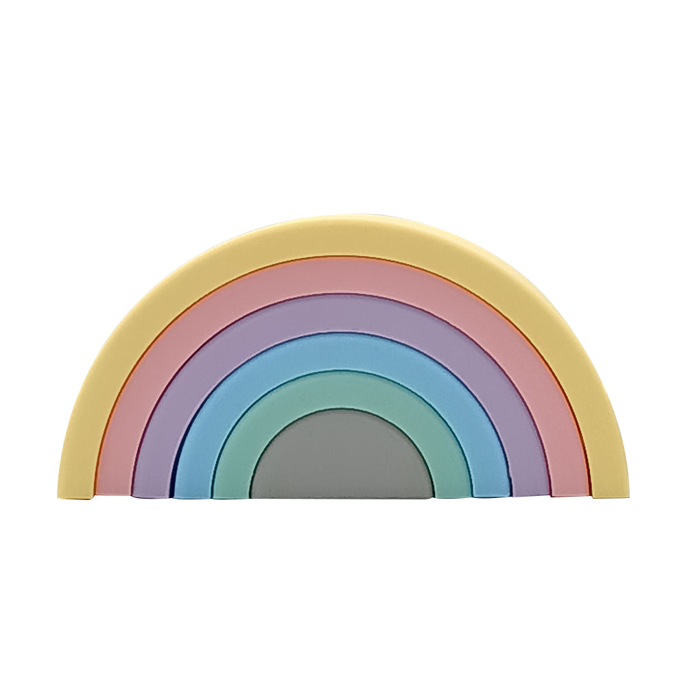 Ein farbenfrohes, pastellfarbenes Regenbogen-Stapelspielzeug aus sechs bogenförmigen Teilen. Die Farben von oben nach unten sind Hellgelb, Rosa, Lavendel, Blau und Grau. Eric Baby - Steckspielzeug Regenbogen 6-teilig aus Silikon von Eric Baby ist perfekt für das frühe Lernen neben einer Brotdose aus Edelstahl für den Kindergarten oder einer flachen Lunchbox für ausgewogene Spiel- und Snackzeiten.