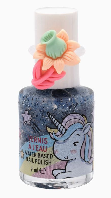 Eine Flasche Take Care - Nagellack auf Wasserbasis für Kinder von Take Care mit einem skurrilen Design. Die Flasche ist mit einem lächelnden Einhorn, bunten Sternen und Glitzer verziert. Der Verschluss hat zwei gummierte Blumen- und Herzdekorationen in Pastellfarben. Sie enthält 9 ml nachhaltig hergestellten Nagellack.