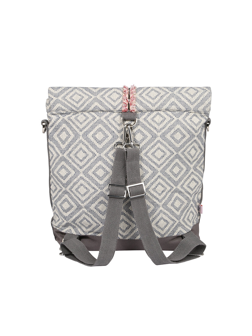 Ein stylischer grauer Rucksack mit geometrischem Rautenmuster und Rollverschluss. Er verfügt über verstellbare graue Schultergurte, einen Clipverschluss vorne und einen Boden aus dunklerem Material für den Kontrast. Der obere Reißverschluss hat einen rosa Akzent und er ist mit einem reflektierenden Aufkleber für zusätzliche Sicherheit versehen. Wir präsentieren den Mara Mea Mara Mea - City Wickelrucksack - Extra Romance von Mara Mea.