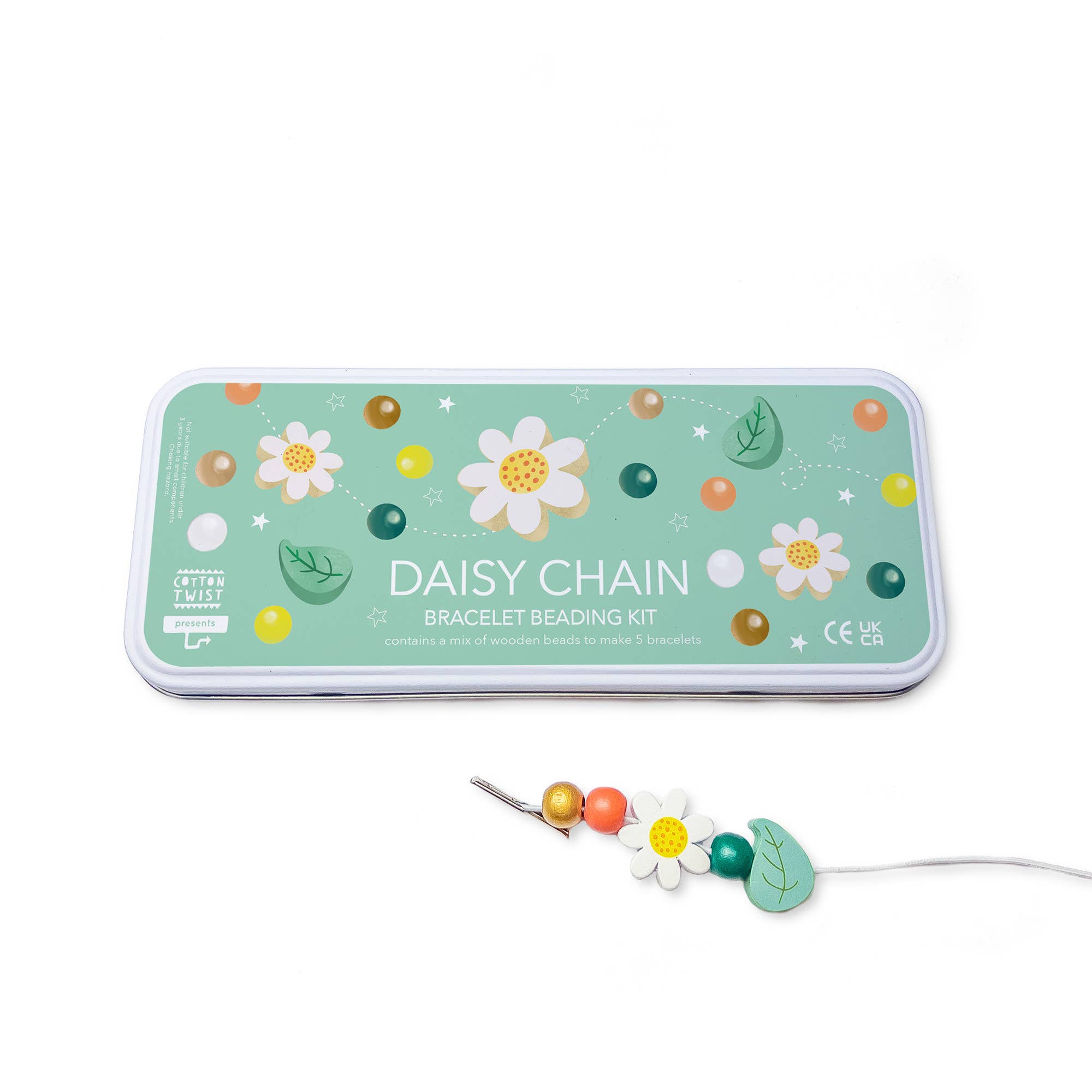 Eine grüne, rechteckige Dose von Cotton Twist mit der Aufschrift „DIY Perlen-Set Armband“ zeigt farbenfrohe Illustrationen von Blumen und Perlen. Beim Öffnen des Sets finden Sie eine Reihe bunter Perlen und ein teilweise fertiges Armband mit einer Blumenperle an einer Schnur, perfekt zur Verbesserung der Feinmotorik und ideal als Partygeschenk.