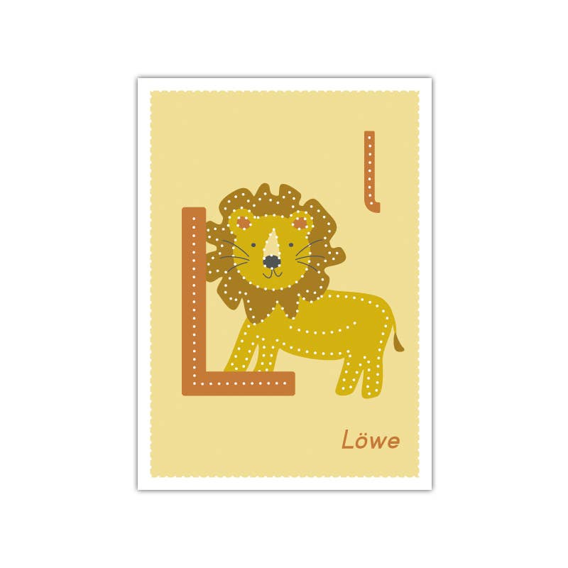 Eine witzige Kinderillustration aus dem Familienmomente - Bastelset Prickel-Buchstaben zeigt ein stilisiertes, gepunktetes Löwenmotiv in Gelb- und Brauntönen. Der Löwe steht neben dem Buchstaben „L“ für Buchstabeneinführung, rechts unten steht das deutsche Wort „Löwe“. Der hellgelbe Hintergrund verstärkt den Lern- und Bastelspaß von Familienmomente.