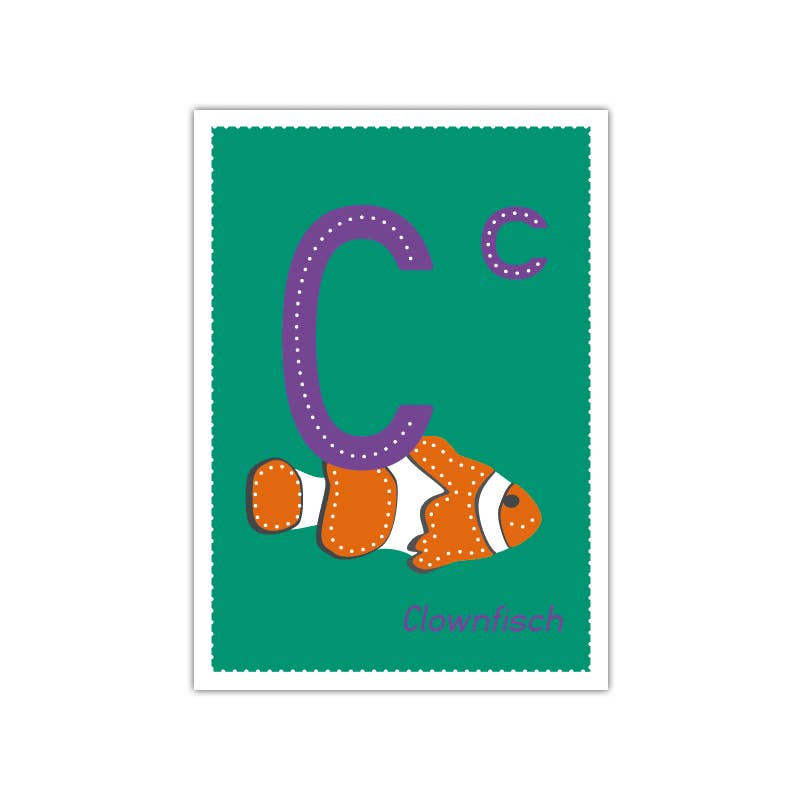 Das Bild zeigt eine Karteikarte aus dem Familienmomente - Bastelset Prickel-Buchstaben. Sie zeigt einen grünen Hintergrund mit einem auffälligen violetten „C“ und einem kleineren „c“. Unter den Buchstaben befindet sich die Abbildung eines orange-weißen Clownfischs. Das Wort „Clownfisch“ ist unten in Violett geschrieben und sorgt für lehrreichen und basteltechnischen Spaß beim Erlernen von Buchstaben.