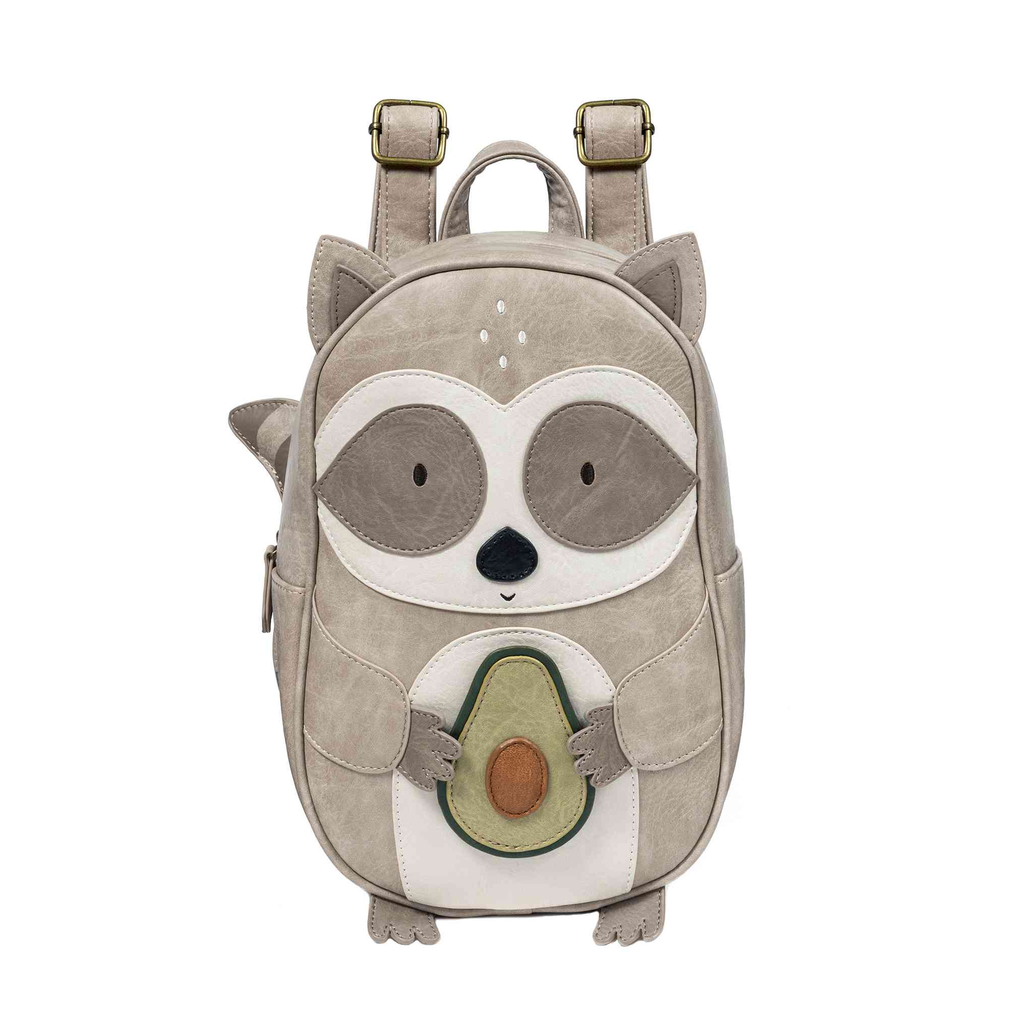 Ein süßer Kinderrucksack, der aussieht wie ein Waschbär, der eine Avocado hält. Der Little Who - Rucksack Waschbär Waldemar von Little Who, erhältlich bei Ihrem örtlichen Kinderartikelgeschäft, hat ein beige-graues Farbschema mit liebenswerten Gesichtszügen und kleinen Ohren auf der Oberseite. Er hat außerdem verstellbare Riemen und einen oberen Griff zum Tragen.