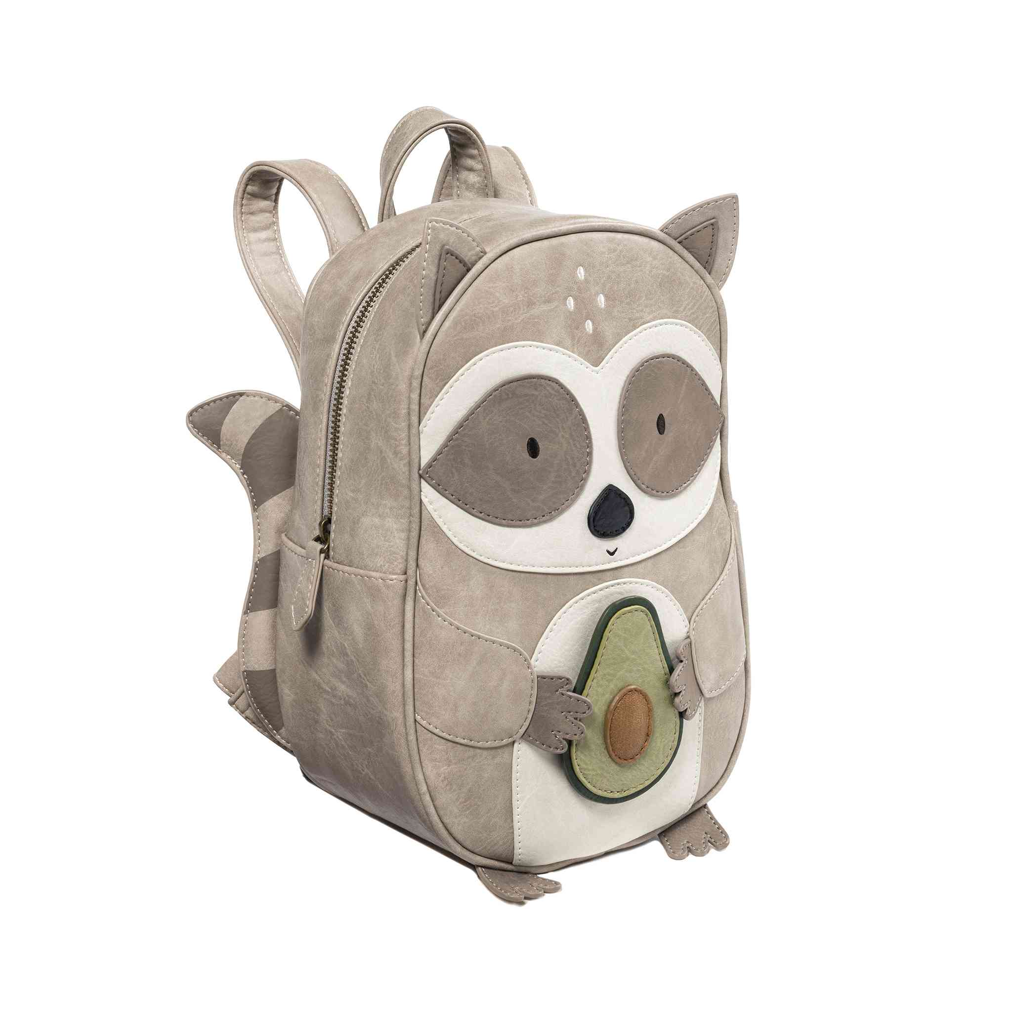 Ein grauer, waschbärförmiger Rucksack mit Gesichts- und Schwanzmerkmalen, einschließlich Ohren, Augen und Nase. Der Waschbär hält eine Avocado in den Händen. Der Little Who - Rucksack Waschbär Waldemar von Little Who hat verstellbare Schultergurte, ein Hauptfach mit Reißverschluss und wird mit spülmaschinenfesten Aufklebern für zusätzlichen Spaß aus unserem Kinderartikelgeschäft geliefert.