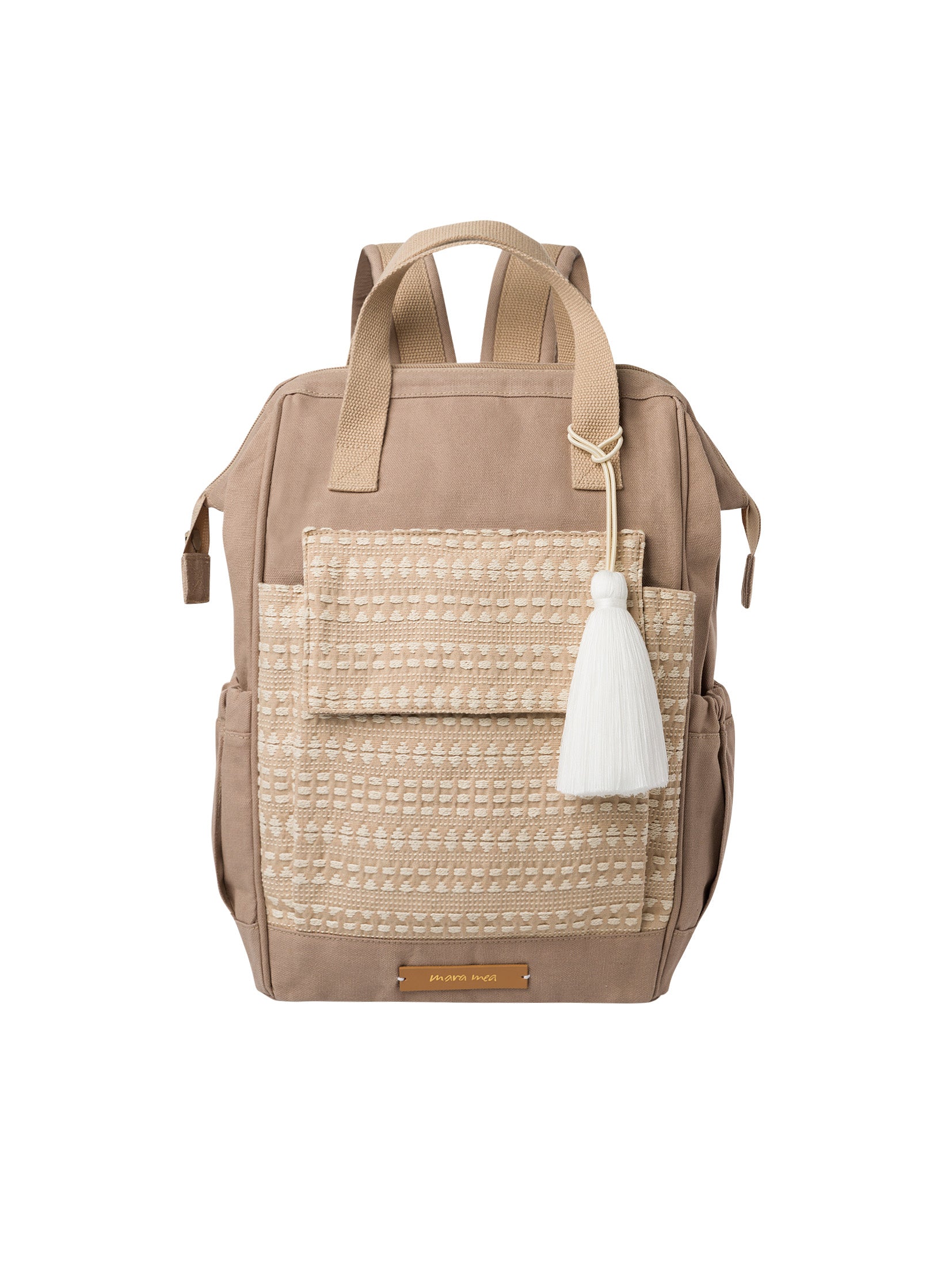 Ein Mara Mea - Reise-Wickelrucksack - Weinblatt mit strukturierter Vordertasche und einer großen weißen Quaste. Das nachhaltige Design verfügt über zwei Tragegriffe oben, verstellbare Schultergurte und Seitentaschen. Das Logo der Marke ist auf einer kleinen, goldfarbenen Platte unten zu sehen.