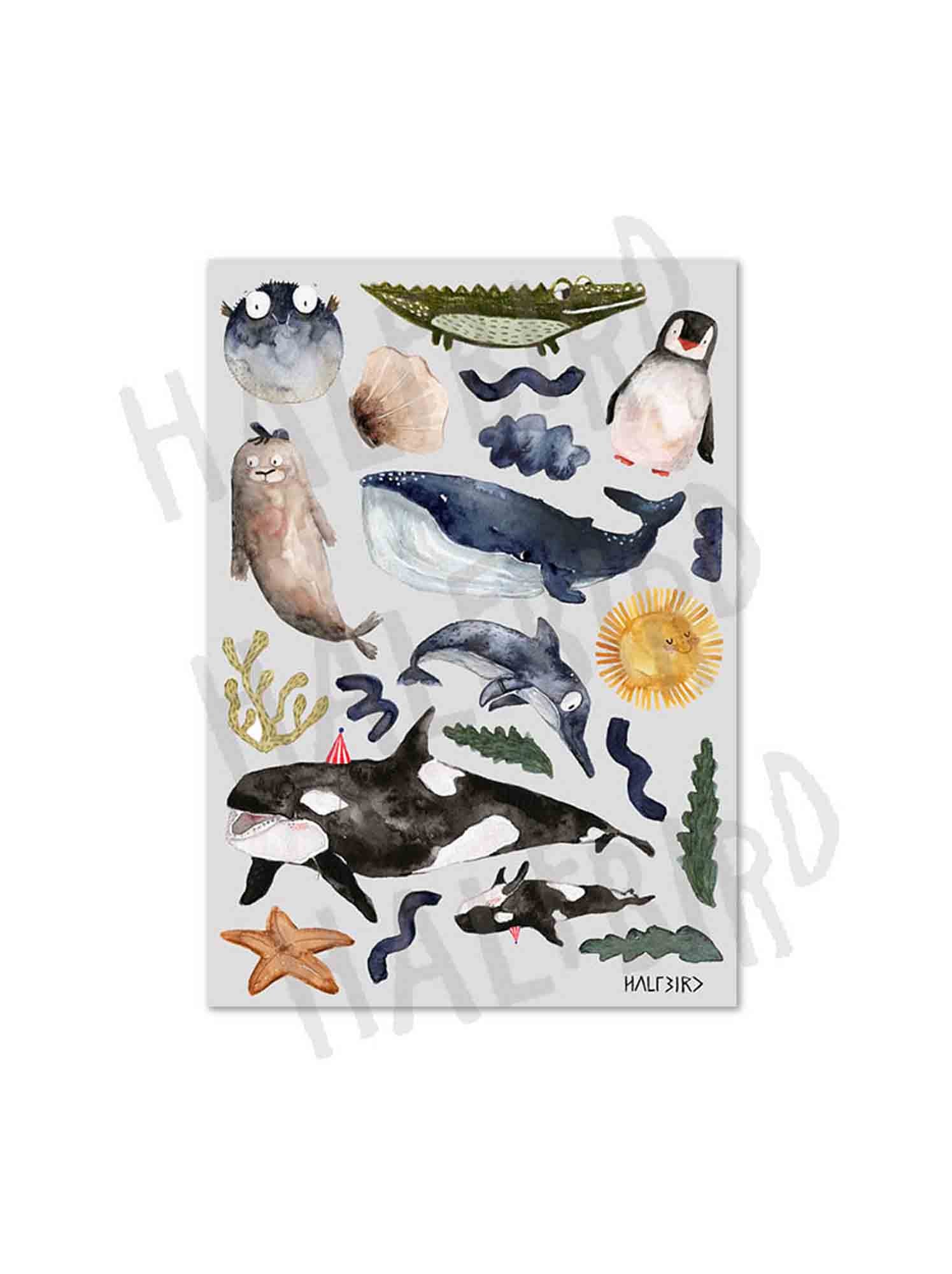 Eine Aquarellillustration mit verschiedenen Meerestieren und -elementen, perfekt für ein Babyzimmer oder Kinderkleider. Darin enthalten sind ein Kugelfisch, eine Meeresschildkröte, ein Pinguin, eine Seekuh, Wale, Orcas, Seesterne, Muscheln und verschiedene Arten von Seetang. Der weiße Hintergrund verstärkt das verspielte und farbenfrohe Design. Wir präsentieren das Halfbird - Set Reflektierende Aufkleber: Meereswelt von Halfbird!