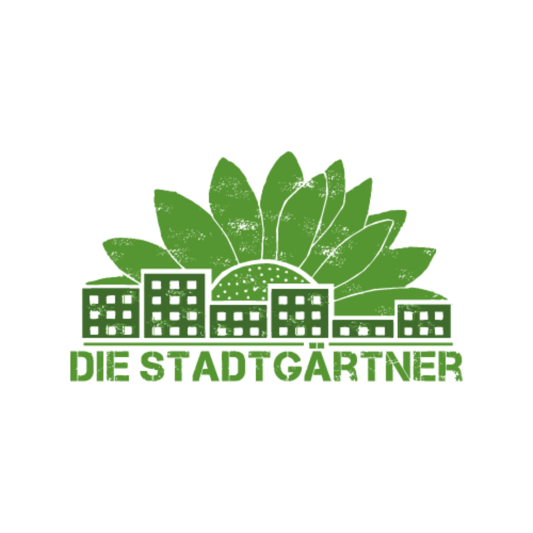 Ein Logo mit grünen Gebäuden vor einem großen grünen Blattdesign und darunter den Worten „DIE STADTGÄRTNER“.