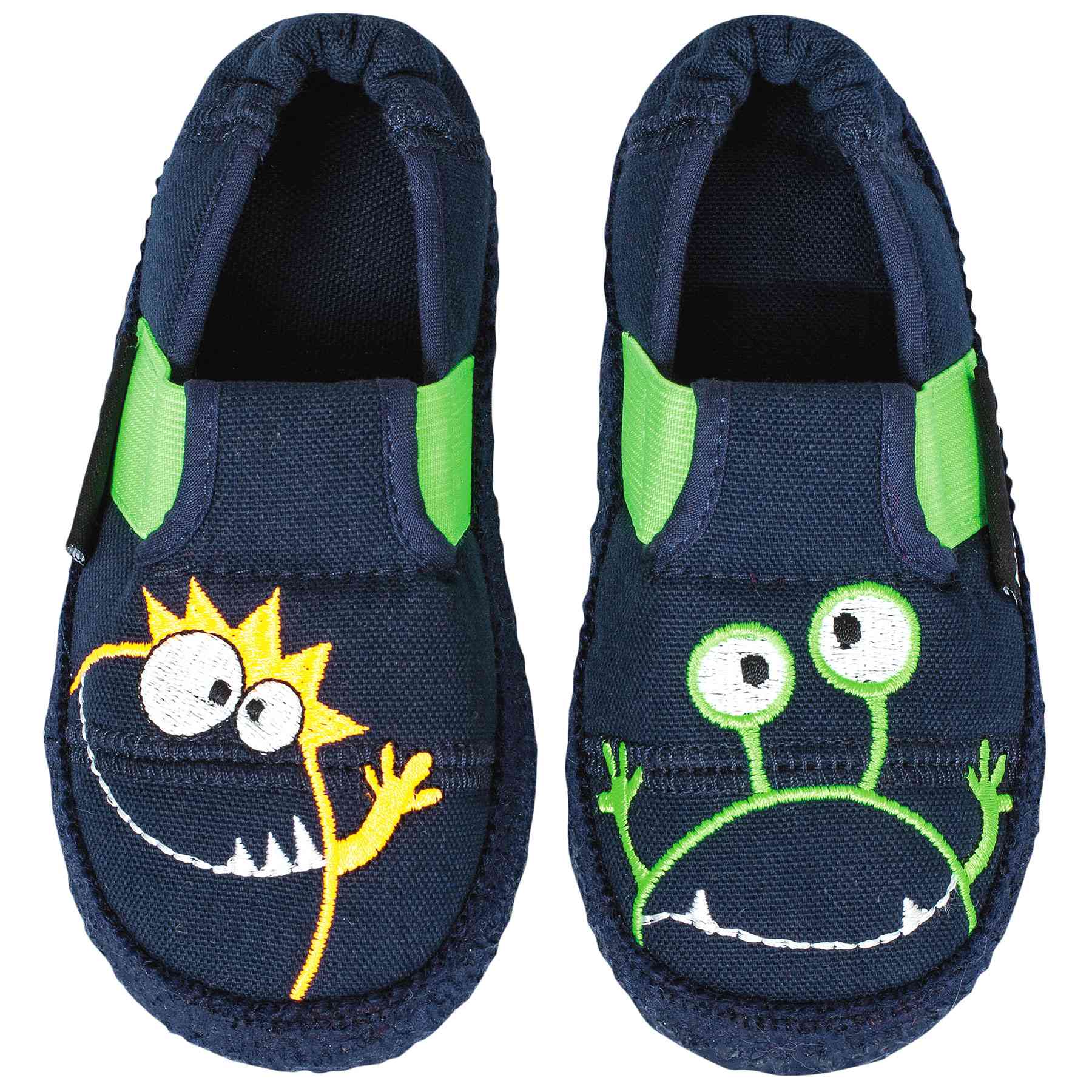 Ein Paar marineblaue Schlupfschuhe von Nanga - Finken Moonstar für Kinder mit grünen elastischen Seiten. Der linke Schuh zeigt ein orangefarbenes Monster mit einem Auge und scharfen Zähnen, während der rechte Schuh ein grünes Monster mit zwei Augen und neutralem Gesichtsausdruck zeigt. Perfekt für die Kleinen im Kindergarten oder für gemütliche Tage als Nanga-Hausschuhe Schweiz.