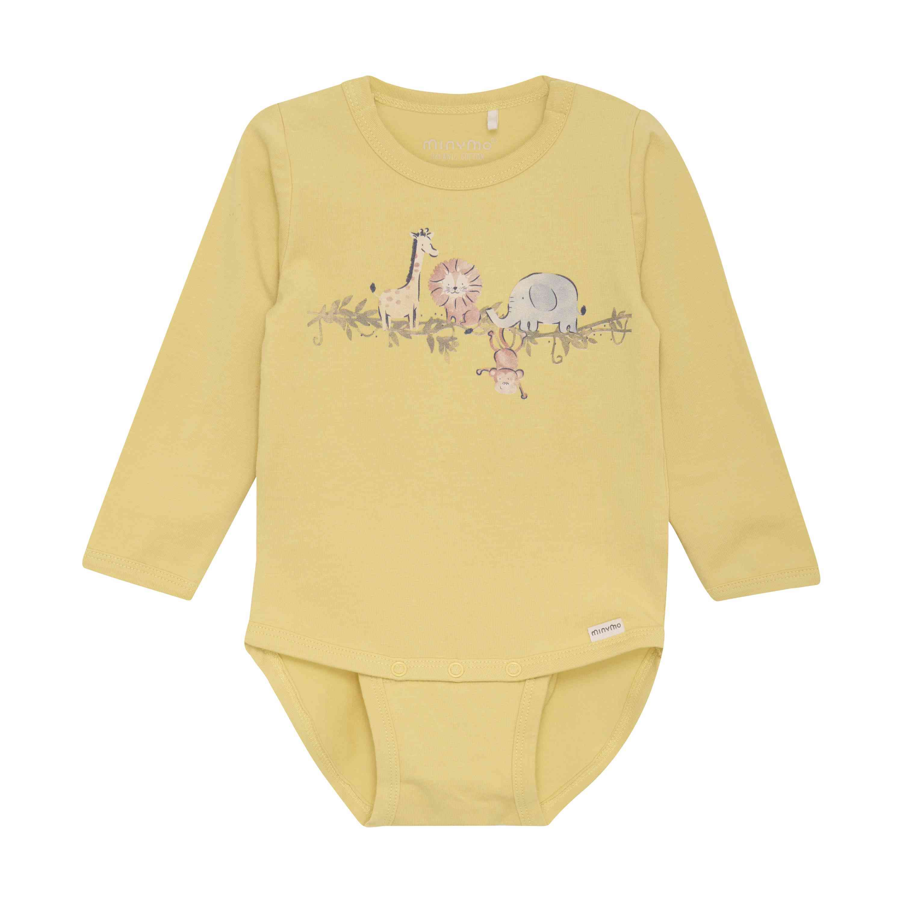 Gelber langärmliger Baby-Body mit Druckknöpfen an der Unterseite, mit einer Illustration von niedlichen Tieren – einer Giraffe, einem Löwen, einem Elefanten und einem kleineren Tier – mit grünen Akzenten auf der Brust. Dieses Minymo - Body langarm von Minymo-Design sorgt für Komfort und Stil für Ihren Kleinen.