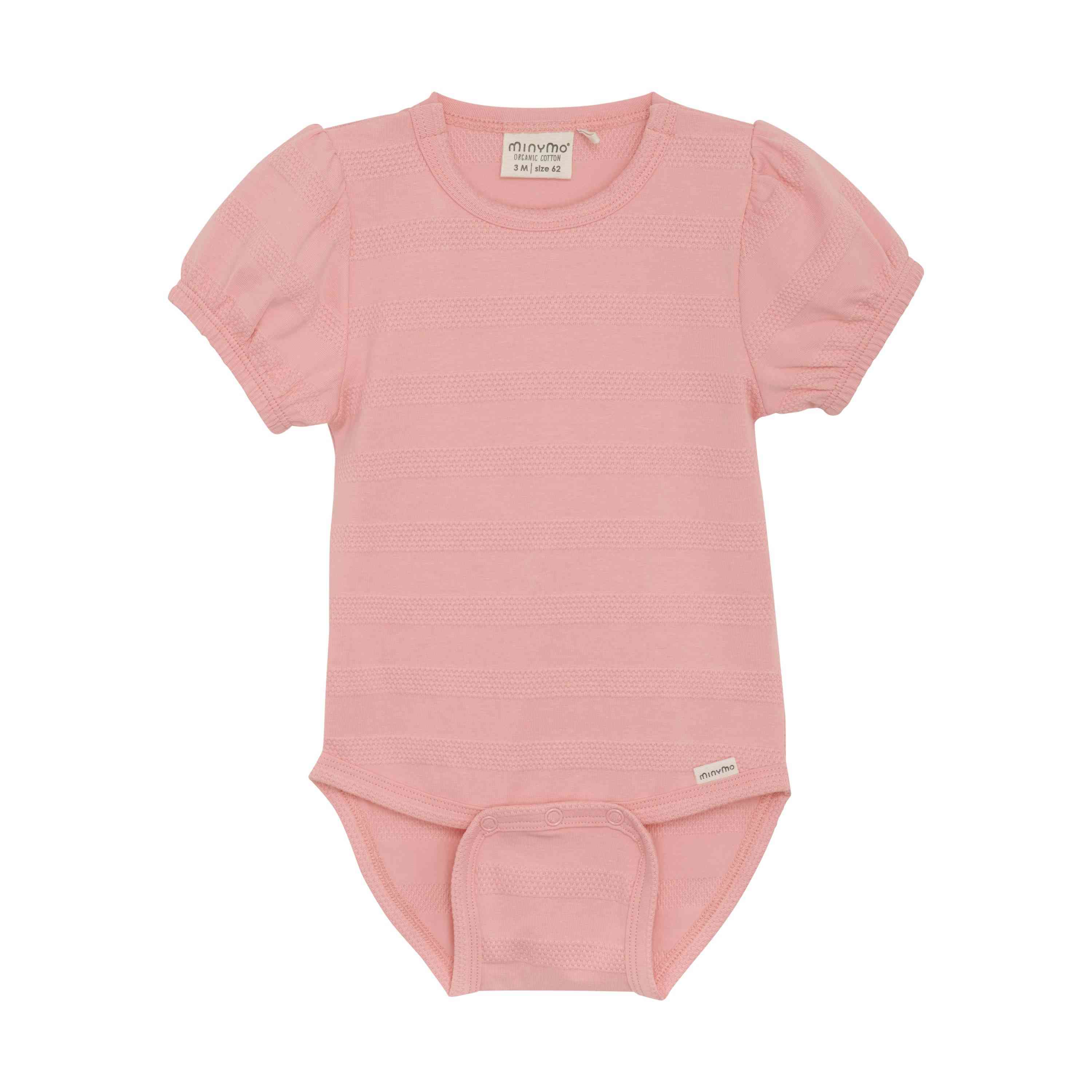 Ein rosa Minymo - Body kurzarm mit kurzen, bauschigen Ärmeln. Der Babybody hat ein dezentes Streifenmuster und einen Druckknopfverschluss unten zum einfachen Wechseln. Er verfügt über ein kleines Stoffetikett am Saum und ein Nackenetikett mit Größenangaben. Er ist aus Bambus gefertigt und von Minymo auf Komfort und Haltbarkeit ausgelegt.