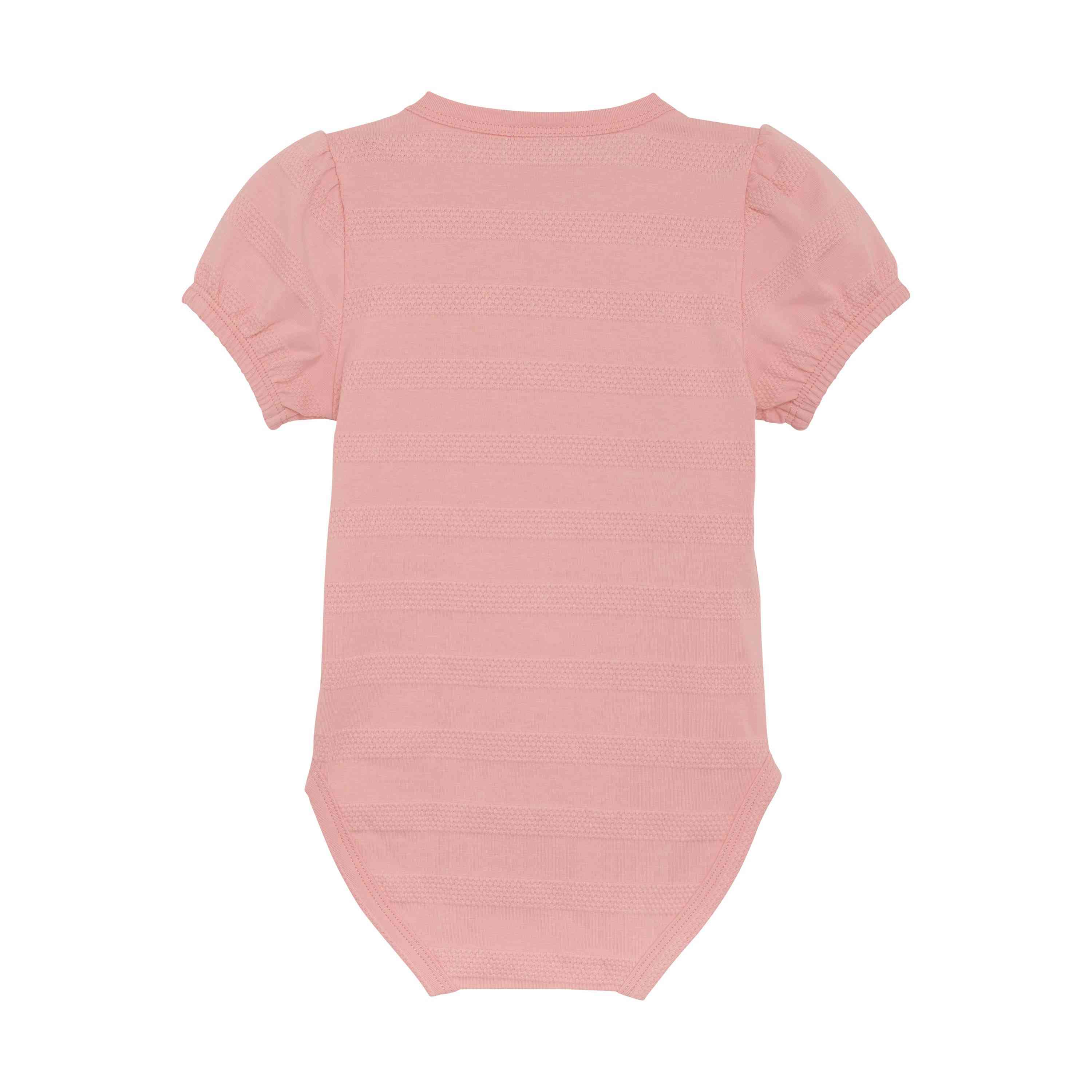 Abgebildet ist ein Minymo - Body kurzarm mit kurzen Puffärmeln und rundem Ausschnitt. Der Stoff ist mit dezenten horizontalen Streifen verziert. Das schlichte und klassische Design des Babybodys von Minymo ist von hinten zu sehen und somit ideal für Kleinkinder.