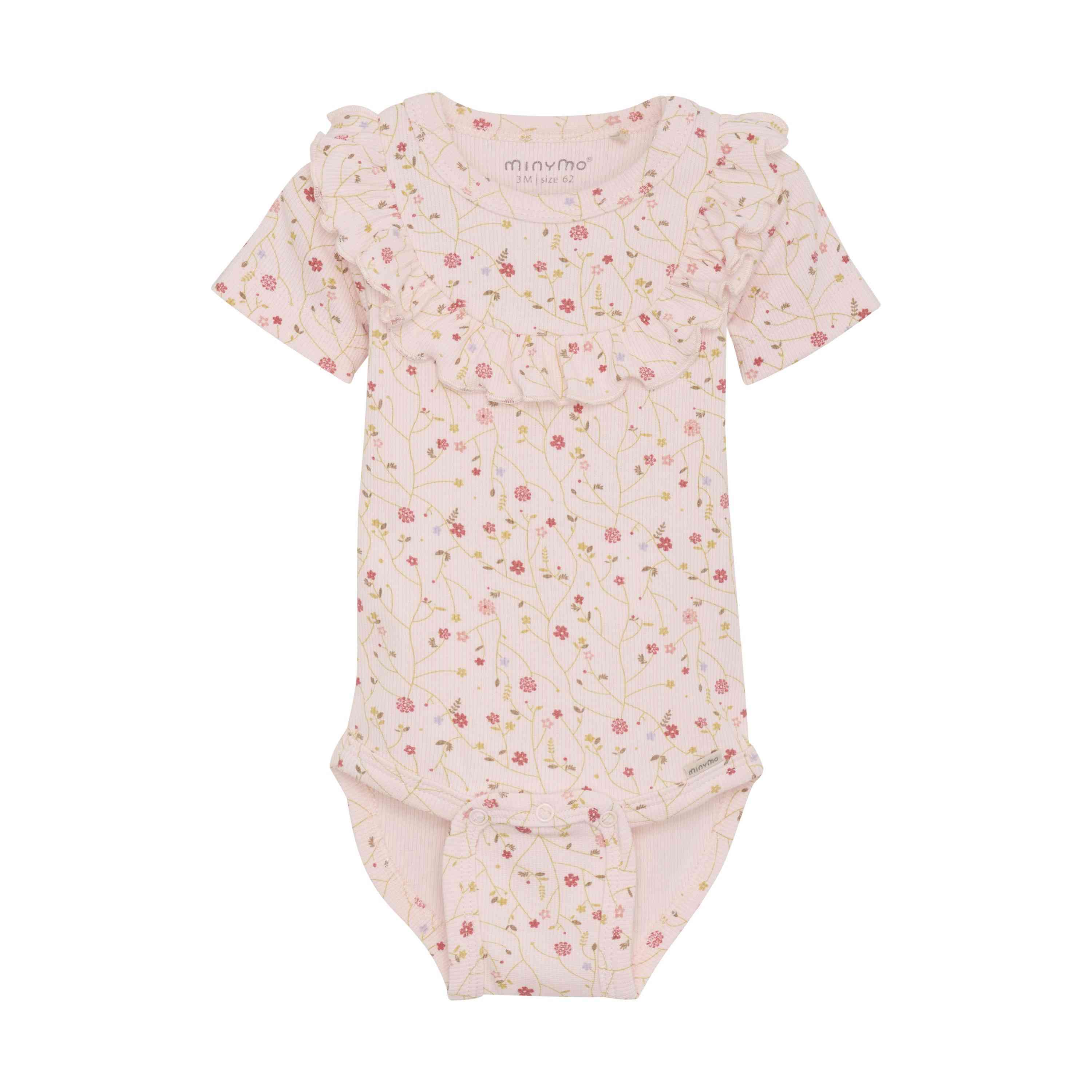 Ein pastellrosa Babybody mit kurzen Ärmeln und einem zarten Blumenmuster in Rosa- und Gelbtönen. Der Minymo - Body kurzarm aus Rippstoff von Minymo verfügt über Rüschendetails am Ausschnitt und an den Ärmelenden und sorgt so für Komfort und Stil für Ihren Kleinen.