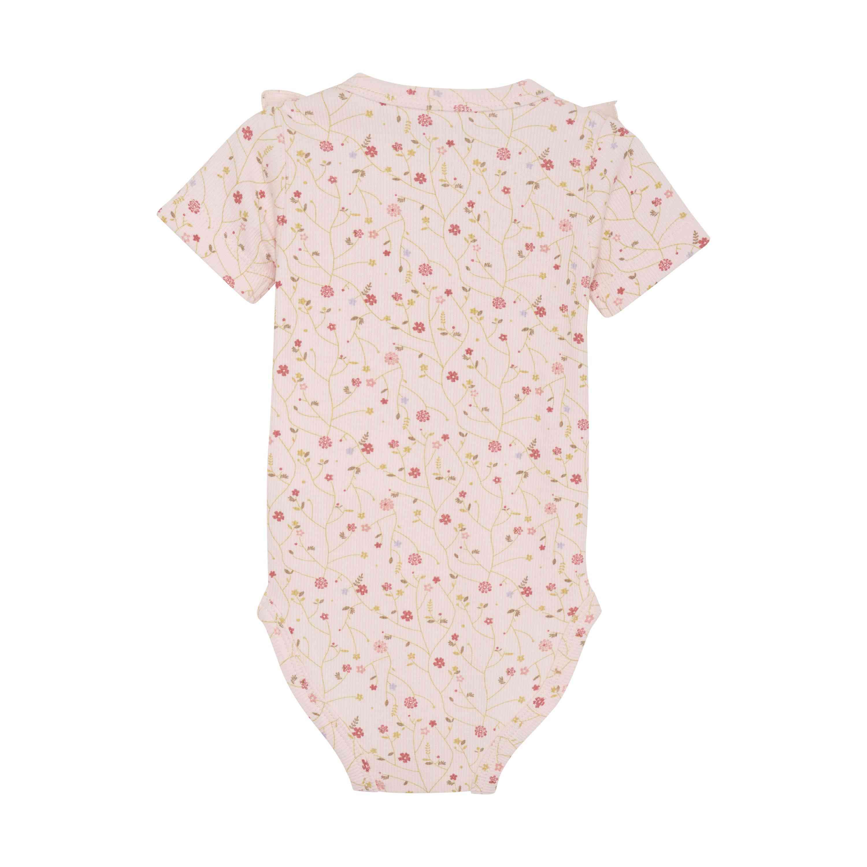 Ein rosa kurzärmliger Baby-Strampler mit einem winzigen Blumenmuster aus GOTS-zertifiziertem Bambusstoff. Die Blumen sind über den Stoff verstreut und zeigen kleine rosa Blüten und grüne Blätter. Der Minymo - Body kurzarm aus Rippstoff von Minymo wird flach gelegt, die Rückseite zeigt nach oben.