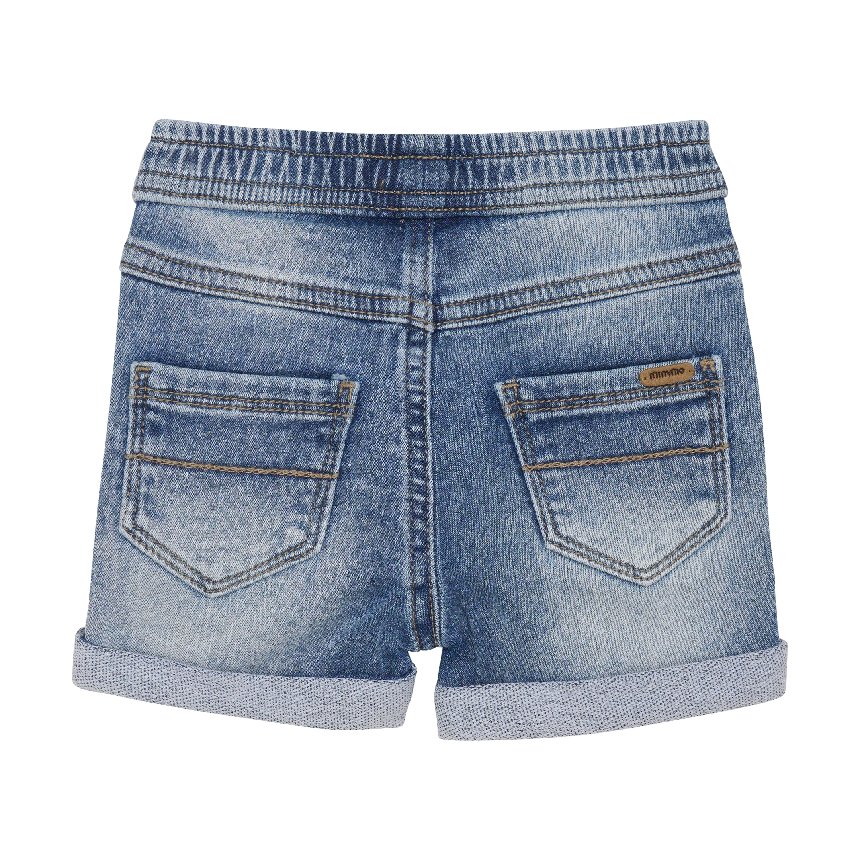 Ein Paar Minymo - Kurze Hosen in Blue Denim mit aufrollbaren Beinabschlüssen auf weißem Hintergrund. Die Shorts haben zwei Gesäßtaschen mit Steppnähten und ein kleines Minymo-Markenetikett über der rechten Tasche. Der elastische Bund hat geraffte Nähte für zusätzlichen Komfort.