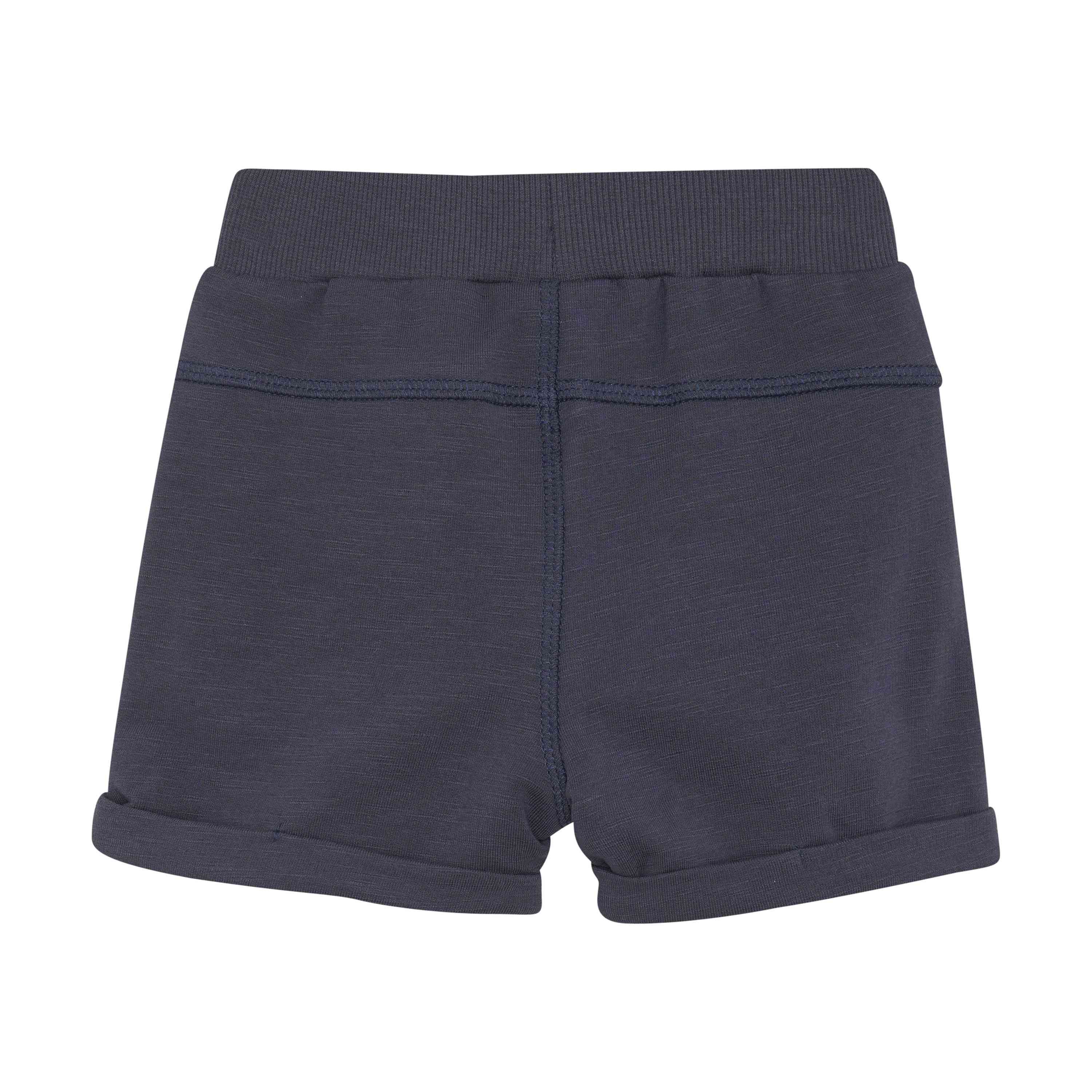 Ein Paar dunkelblaue Minymo - Kurze Hosen für Kleinkinder ist vor einem weißen Hintergrund abgebildet. Die bequemen Shorts haben einen elastischen Bund, eine einzelne Gesäßtasche und umgeschlagene Säume. Der weiche Baumwollmischungsstoff wirkt weich und bequem.