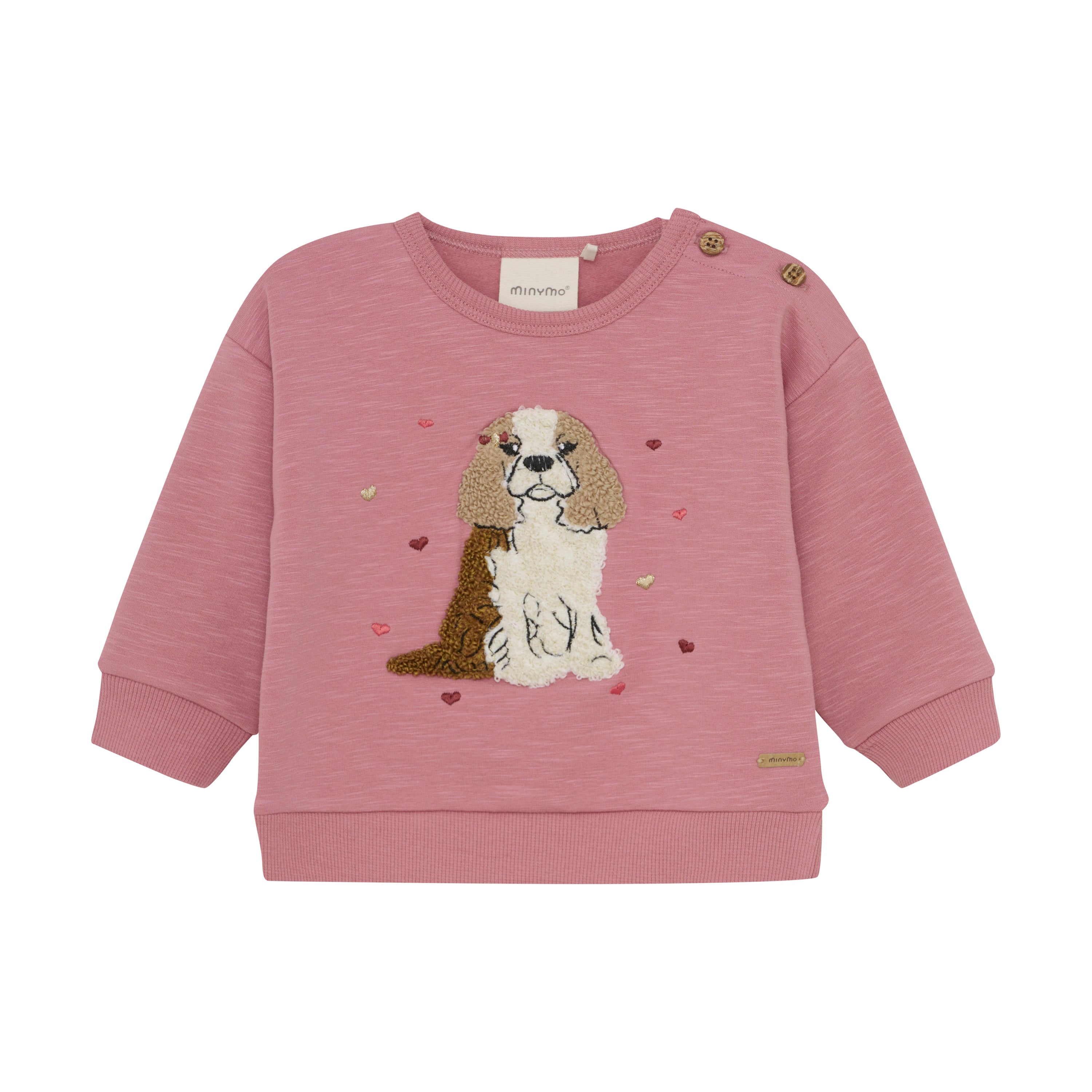 Der Minymo - Pullover von Minymo ist ein rosa Kindersweatshirt mit einem gestickten Hundeprint eines sitzenden Hundes in Braun und Weiß, umgeben von kleinen rosa und roten Herzen. Der Pullover besteht aus einer Bio-Baumwollmischung, hat lange Ärmel und Knöpfe an einer Schulter.