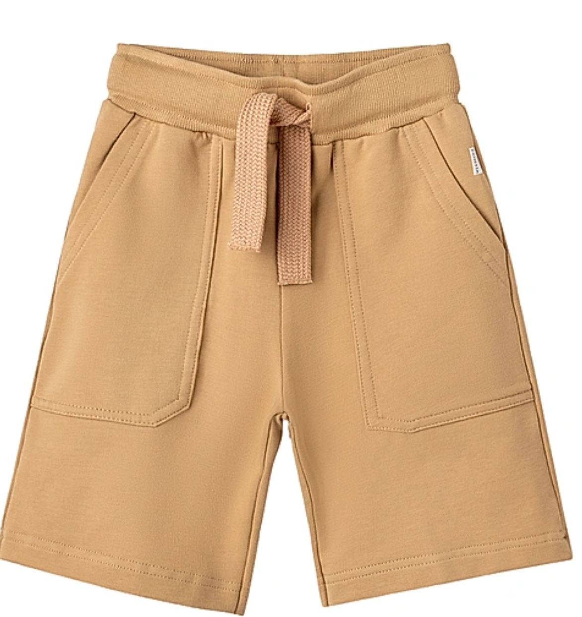 Ein Paar Sanetta - Hose Kinder-Sweat-Bermudas in hellbrauner Farbe mit elastischem Bund und Kordelzug vorne. Diese Shorts im Wüsten-Look haben zwei große Vordertaschen und sind aus weichem, bequemem Stoff der Marke Sanetta gefertigt.