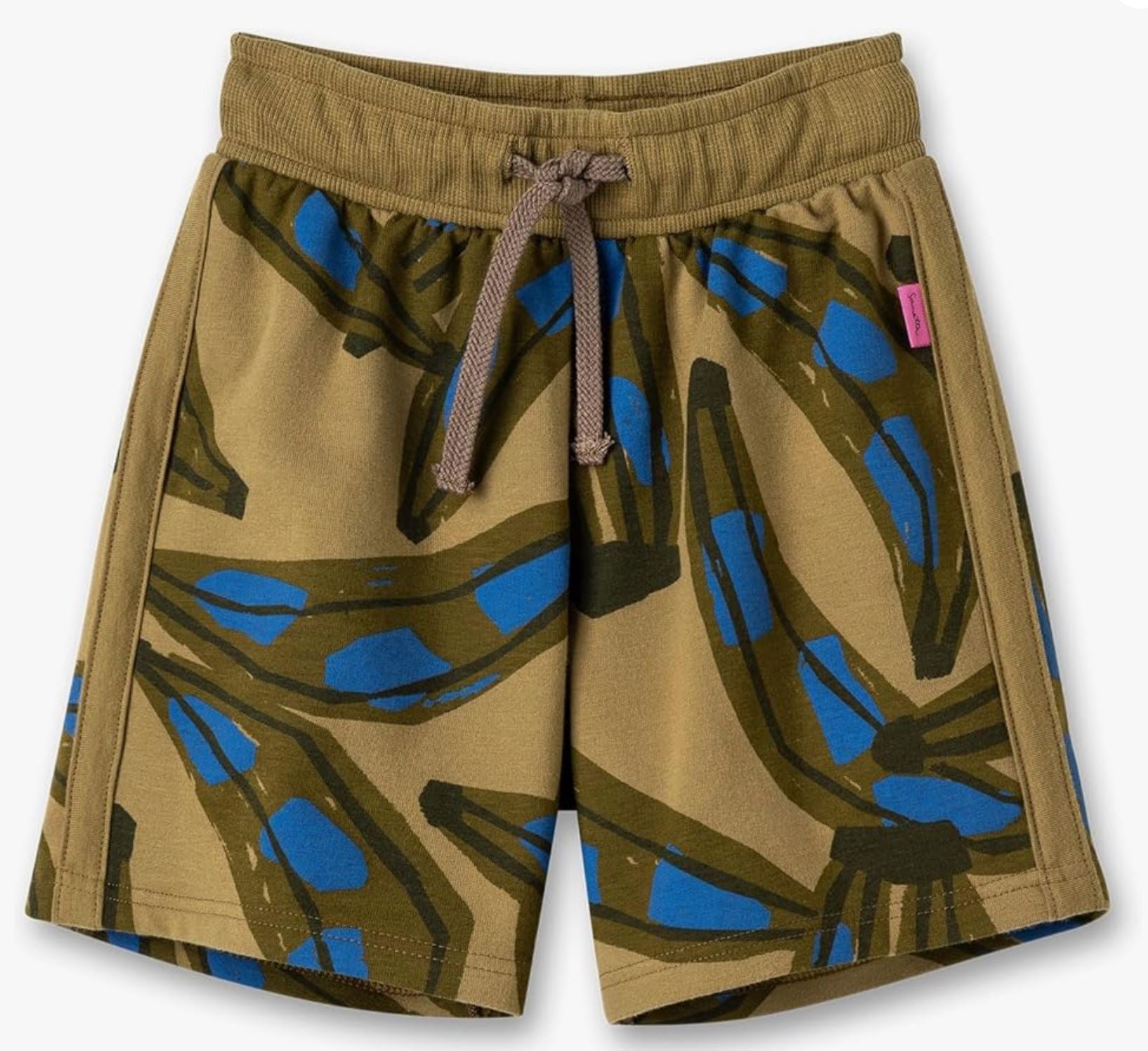 Sanettas Sweatshorts für Jungen, bekannt als Sanetta - Hose, sind grün mit einem elastischen Bund und einem Kordelzug. Diese Shorts mit einem abstrakten Muster in Blau und Dunkelgrün sind aus Bio-Baumwolle gefertigt und haben ein kleines rosa Etikett auf der linken Seite in der Nähe des Bunds.