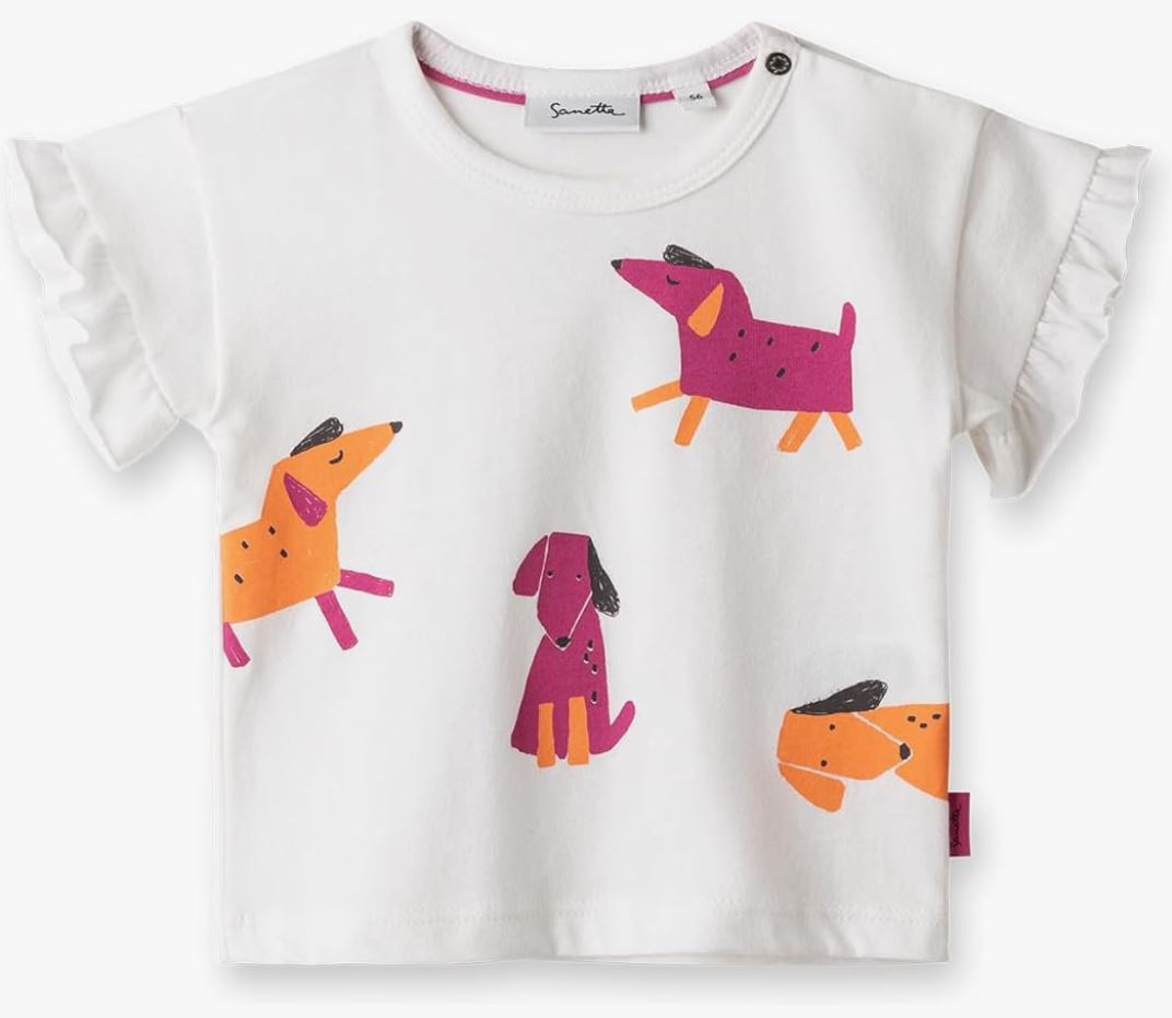 Das Sanetta - T-Shirt von Sanetta ist ein weißes Kinder-T-Shirt aus weicher Baumwolle mit verspielten und farbenfrohen Tiermotiven. Auf dem Shirt sind vier Hunde in den Farben Orange, Pink und Lila verteilt, die Ärmel sind mit kleinen Rüschenkanten verziert.