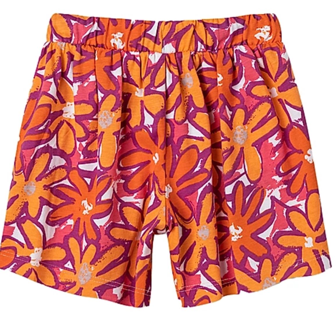 Sanettas lebendige, farbenfrohe Shorts „Sanetta - Hose“ zeichnen sich durch einen kräftigen floralen Allover-Print in Orange-, Magenta- und Weißtönen aus. Diese Shorts sind für den Freizeitgebrauch konzipiert und verfügen über einen elastischen Bund für zusätzlichen Komfort.