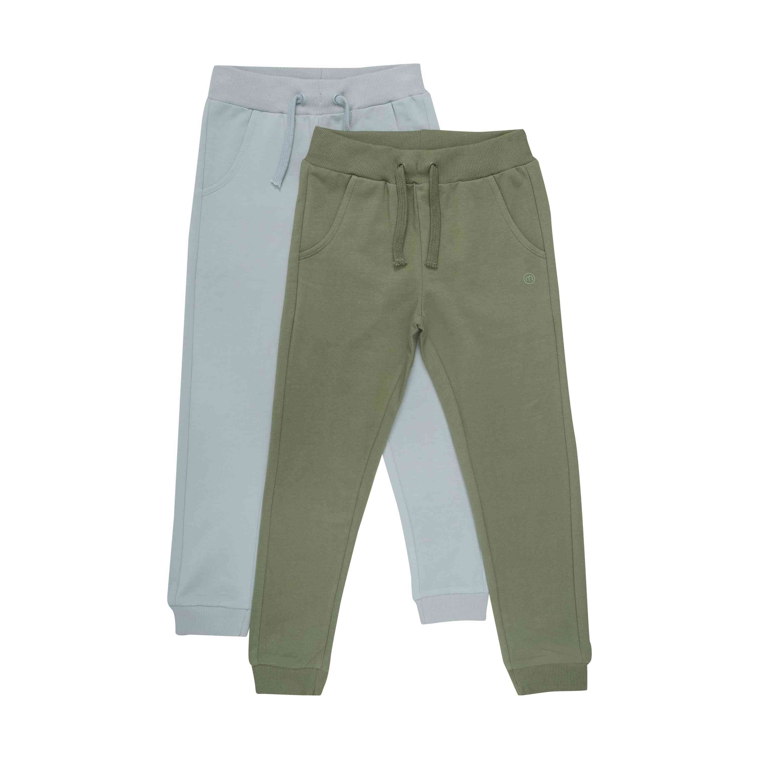 Zwei Paar Minymo - Hosen von Minymo werden nebeneinander ausgestellt: ein Paar ist hellgrau mit Kordelzug in der Taille und Taschen, während das andere Paar olivgrün mit einem ähnlichen Design ist. Beide liegen flach auf einem weißen Hintergrund, was für faire Kindermode steht.