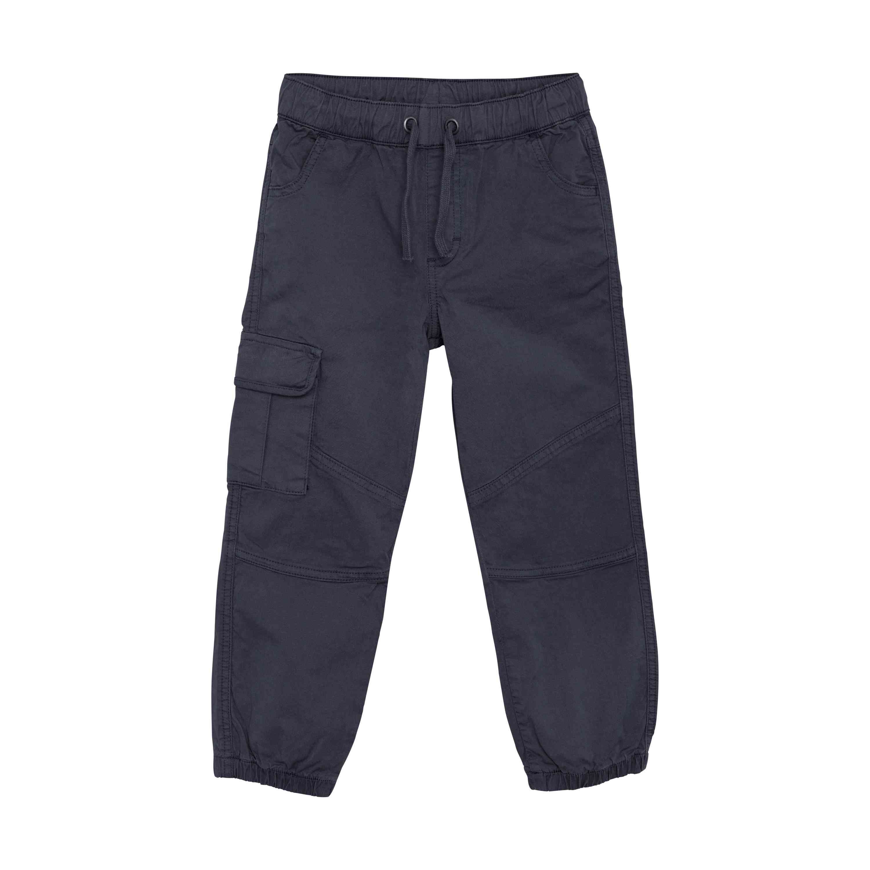 Minymos Twill-Hosen sind dunkelblaue Cargohosen aus bequemer Baumwollmischung. Sie haben einen elastischen Bund und Bündchen sowie einen Kordelzug für eine verstellbare Passform. Die Hose hat außerdem mehrere Taschen, darunter Gesäßtaschen und eine auffällige Cargotasche am linken Bein, was sie ideal für die Freizeit macht.