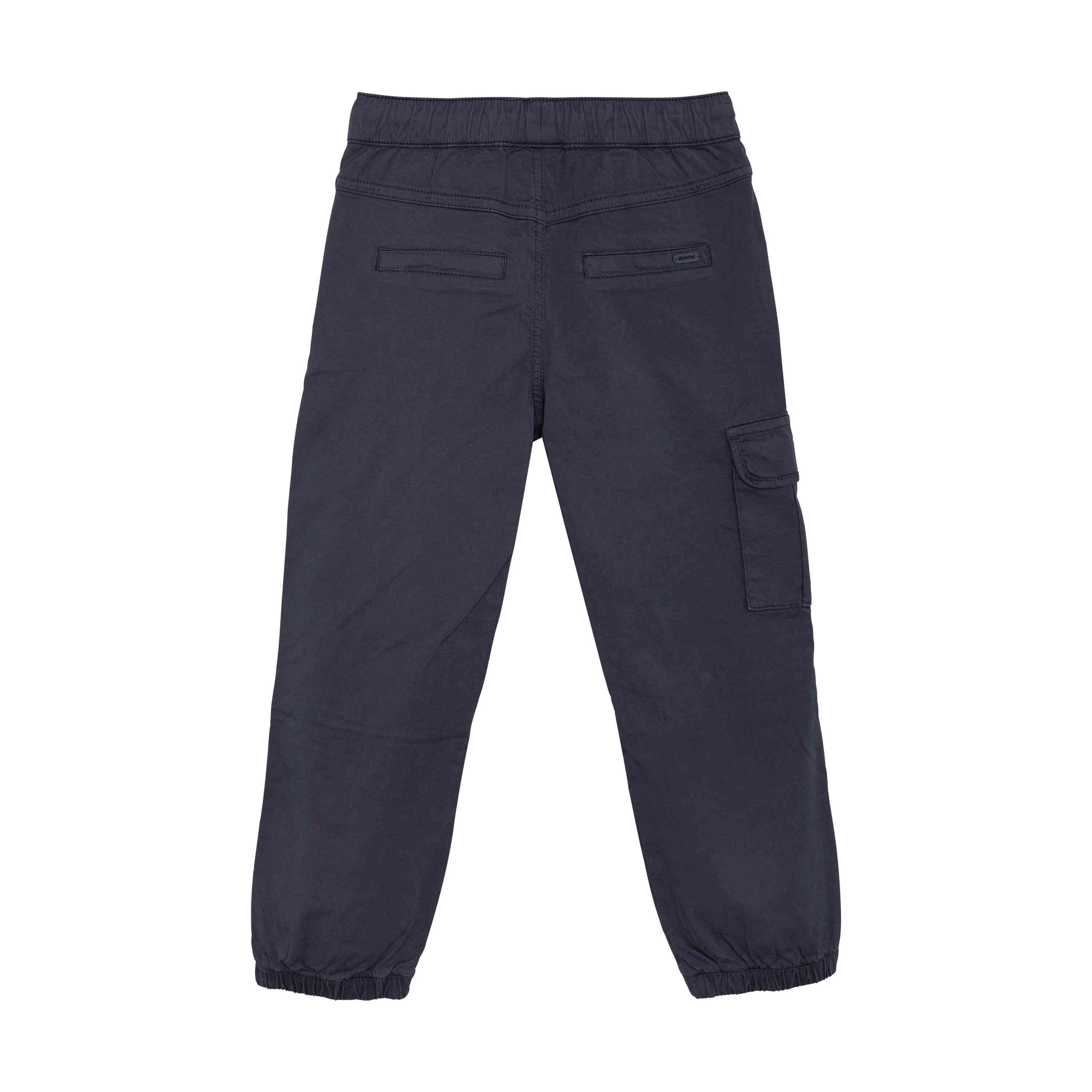 Ein Paar Minymo - Twillhosen für Kinder in Marineblau, von hinten betrachtet. Diese Hose verfügt über einen elastischen Bund und Beinabschlüsse, sowie mehrere Taschen, darunter zwei Gesäßtaschen und eine seitliche Cargotasche am rechten Bein.