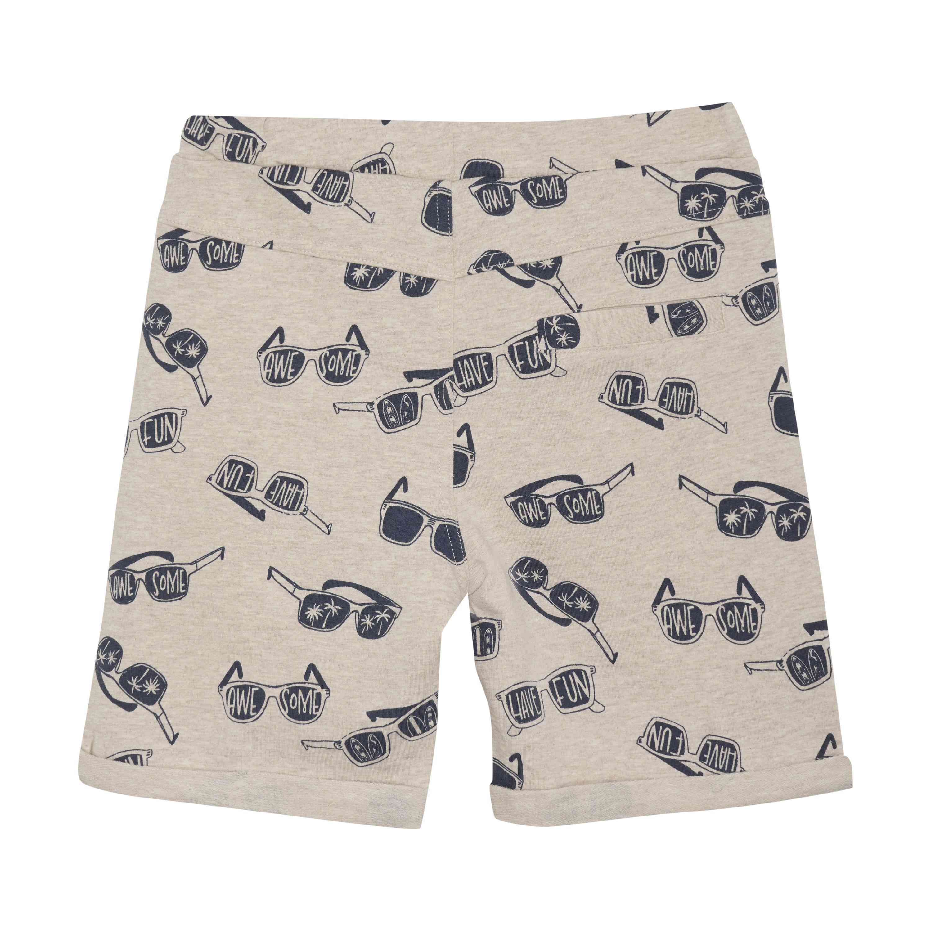 Die Minymo - Kurze Hosen der Marke Minymo sind beige Kindershorts aus atmungsaktiver Baumwolle und mit einem schwarzen Sonnenbrillen-Print verziert. Die Sonnenbrillen-Motive zeigen lustige Texte wie „AWESOME“, „COOL“ und „FUN“ auf den Gläsern. Diese Sommer-Must-Have-Shorts haben einen breiten Bund und bieten so eine lässige, bequeme Passform, die für Kinder geeignet ist.