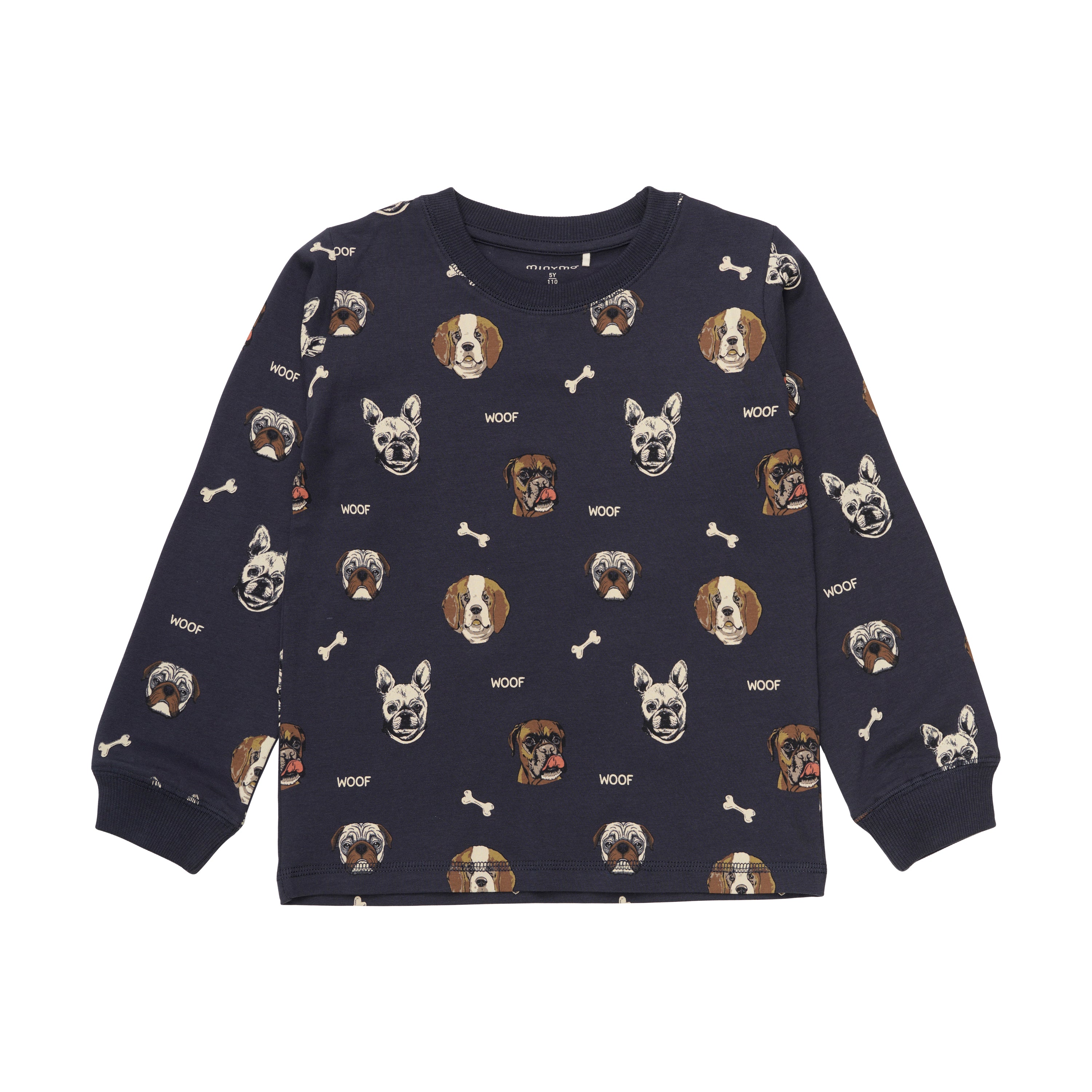 Der Kinderpyjama von Minymo in Marineblau hat einen entzückenden Hundeprint mit verschiedenen Hunderassen und weißen Knochenformen. Gelegentlich erscheint das Wort „WOOF“ zwischen den verspielten Hundeillustrationen. Dieser langärmelige Pyjama aus einer bequemen Baumwollmischung hat einen runden Ausschnitt für zusätzlichen Komfort.