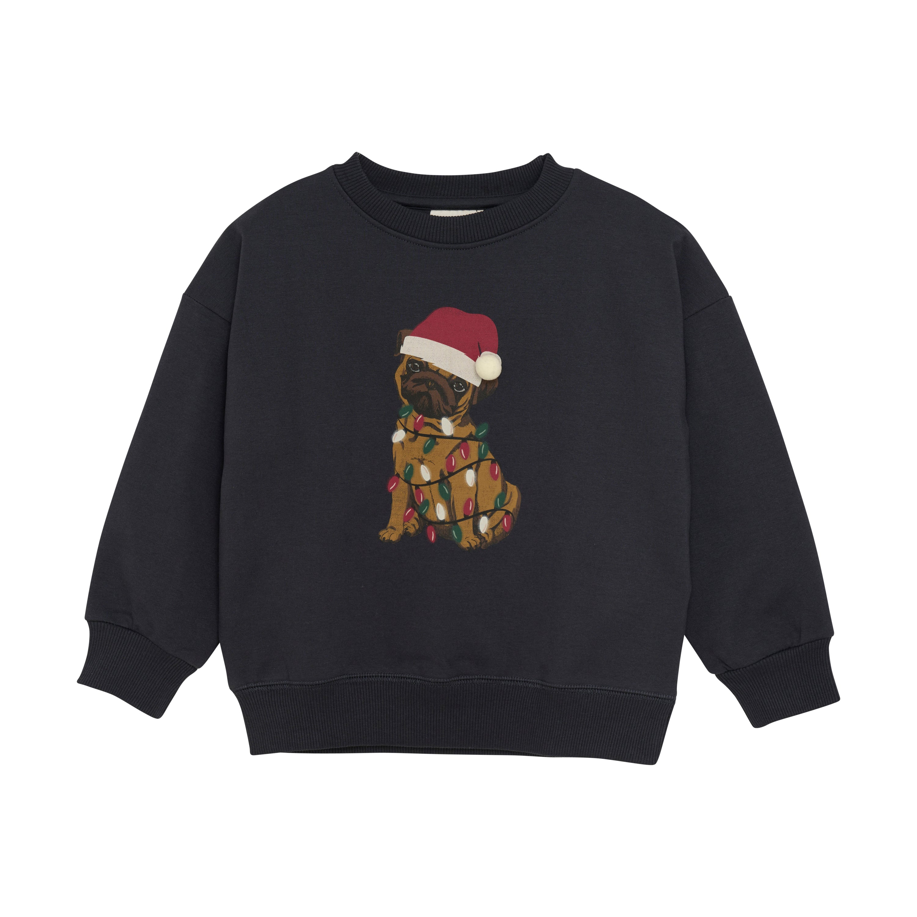 Ein schwarzer Kinderpullover von Minymo mit der Illustration eines Mopses, der eine Weihnachtsmannmütze trägt und in bunte Weihnachtslichter gehüllt ist.