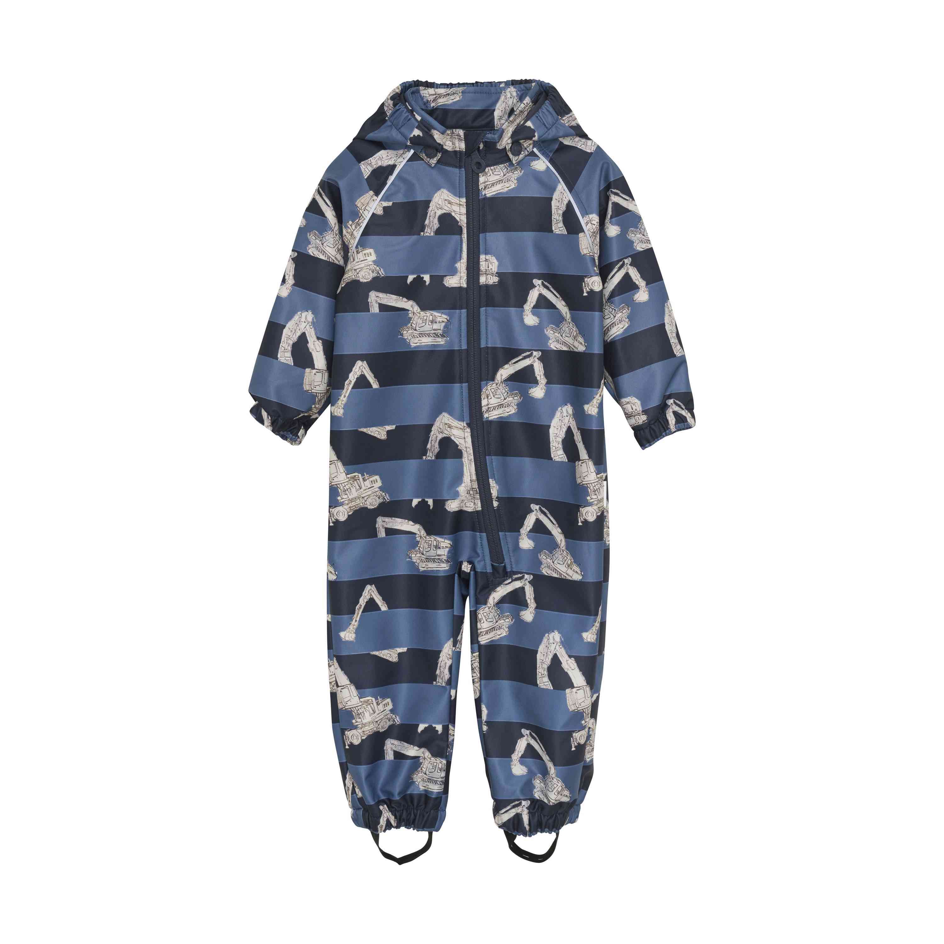 Ein blau-marineblau gestreifter Kinderoverall mit Baggermuster, perfekt für Waldspielgruppen-Kleidung. Der Minymo - Softshell-Anzug von Minymo hat eine Kapuze, lange Ärmel, elastische Bündchen an den Knöcheln und Fußstege unten. Ein Reißverschluss vorne verläuft in der Mitte. Hergestellt aus GOTS-zertifizierten Materialien für zusätzliche Sicherheit.