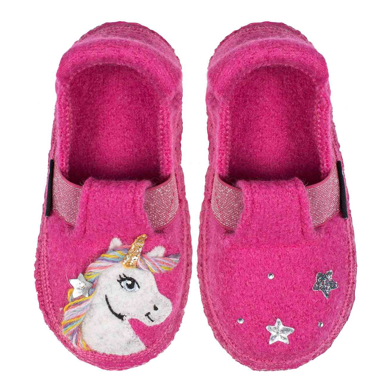 Wir präsentieren das Nanga - Kinderfinken Einhorn von Nanga: Diese entzückenden rosa Kinderhausschuhe zeichnen sich durch ein einzigartiges Design aus, bei dem der linke Hausschuh mit einem wunderschönen Einhorn mit regenbogenfarbener Mähne und schimmerndem silbernem Horn bestickt ist, während der rechte Hausschuh mit bezaubernden silbernen und goldenen Sterndekorationen verziert ist. Diese aus weichem, flauschigem Material gefertigten Hausschuhe haben oben bequeme Stoffriemen für zusätzliche Sicherheit.