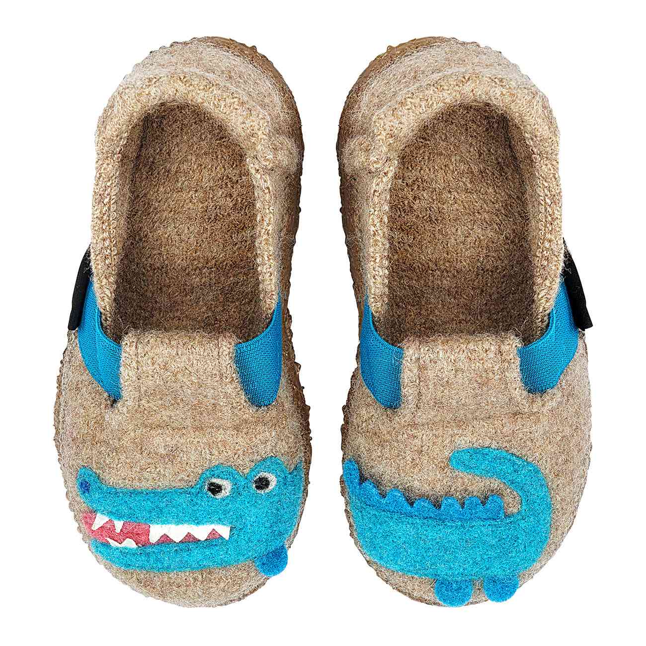 Wir präsentieren den Nanga - Kinderfinken Funny Croco, Kinderhausschuhe aus beigem, flauschigem Material. Diese verspielten Hausschuhe haben oben niedliche, blaue Krokodilgesichter mit weißen Zähnen und Augen. Ihre Schwänze erstrecken sich bezaubernd bis zu den Seiten der Hausschuhe.