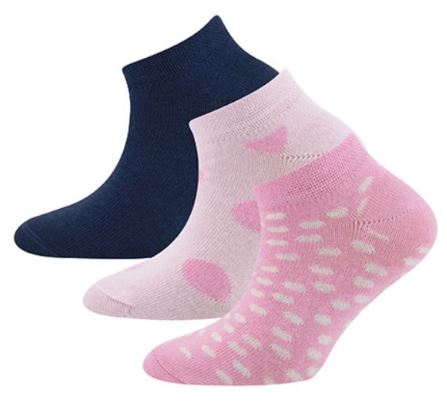 Es werden drei knöchellange Socken angezeigt. Die erste Socke ist einfarbig marineblau, die zweite ist hellrosa mit dunkleren rosa Punkten und die dritte ist rosa mit weißen Strichen und Punkten. Diese GOTS-zertifizierten Ewers ewers - Sneaker 3er Pack Punkte rosa sind perfekt für kurze Socken Kinder und sind von links nach rechts angeordnet.