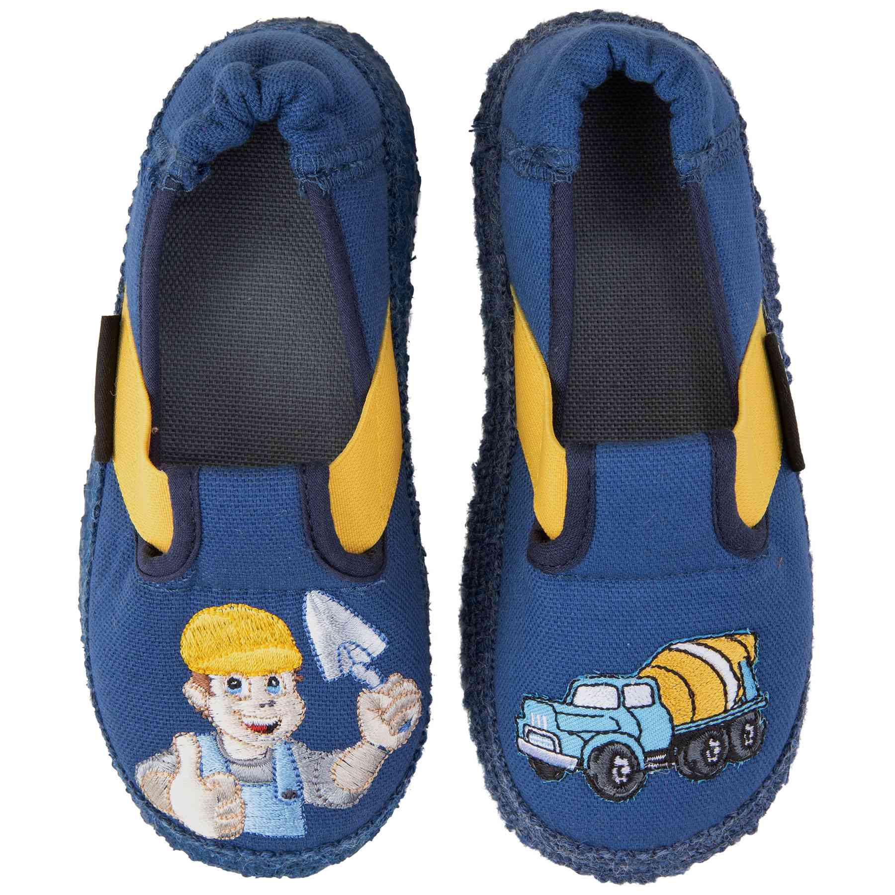 Ein Paar blaue Kinderschuhe mit elastischen gelben Riemen. Auf einem Schuh ist ein Bauarbeiter mit einer Maurerkelle aufgestickt, auf dem anderen ein Betonmischer. Inspiriert von Finken Bagger haben diese **Nanga - Finken BOB**-Schuhe von **Nanga** eine strukturierte Sohle und ein bequemes Slip-On-Design, das perfekt für kleine Baumeister ist.