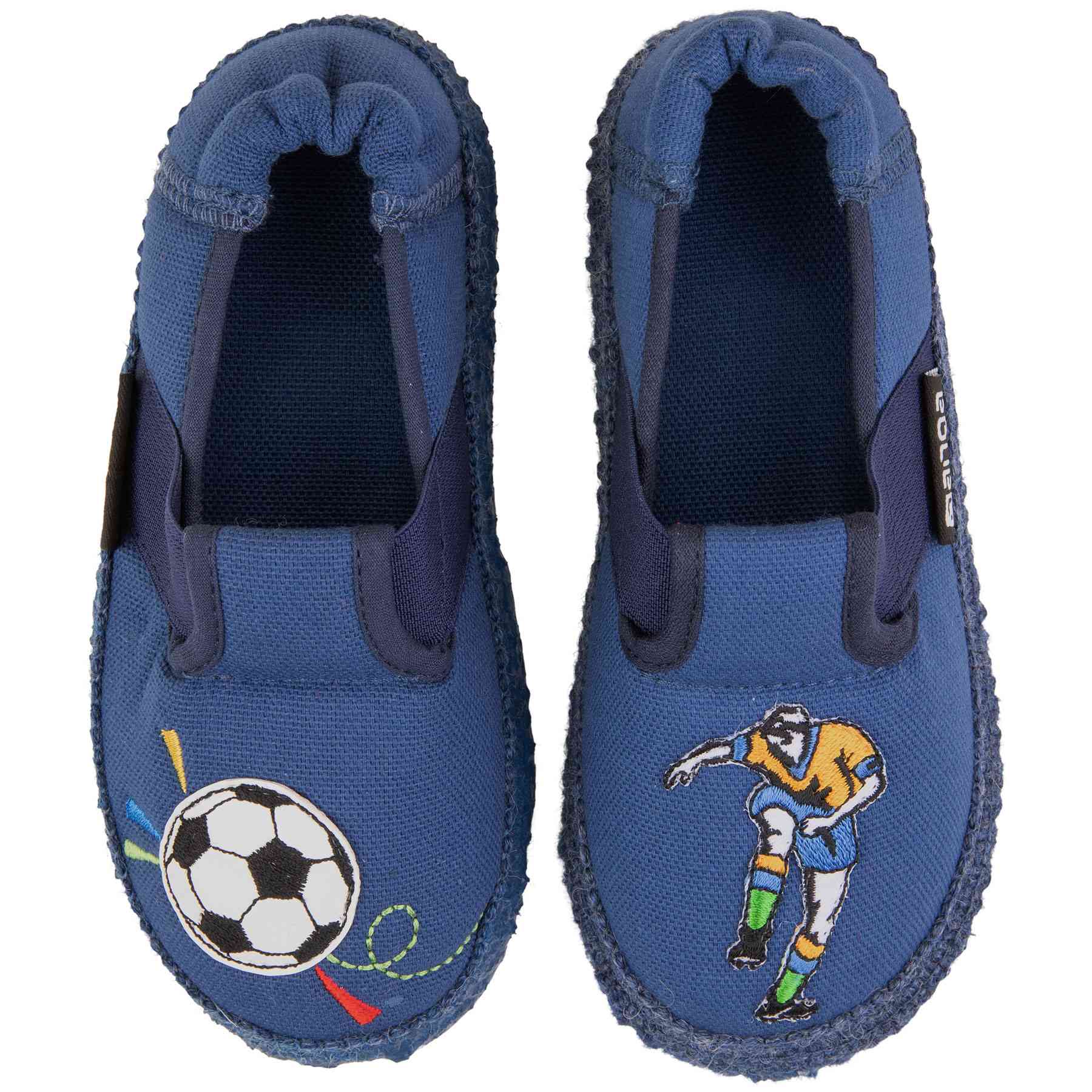 Ein Paar blaue Schlupfschuhe für Kinder mit Fußballmotiv. Der linke Schuh ist mit einem aufgestickten Fußball versehen, der rechte zeigt einen aufgestickten Fußballspieler mitten im Schuss, der ein gelbes Trikot und blaue Shorts trägt. Das perfekte Nanga - Schlupf-Hausschuhe-Ziel für jeden jungen Sportfan.