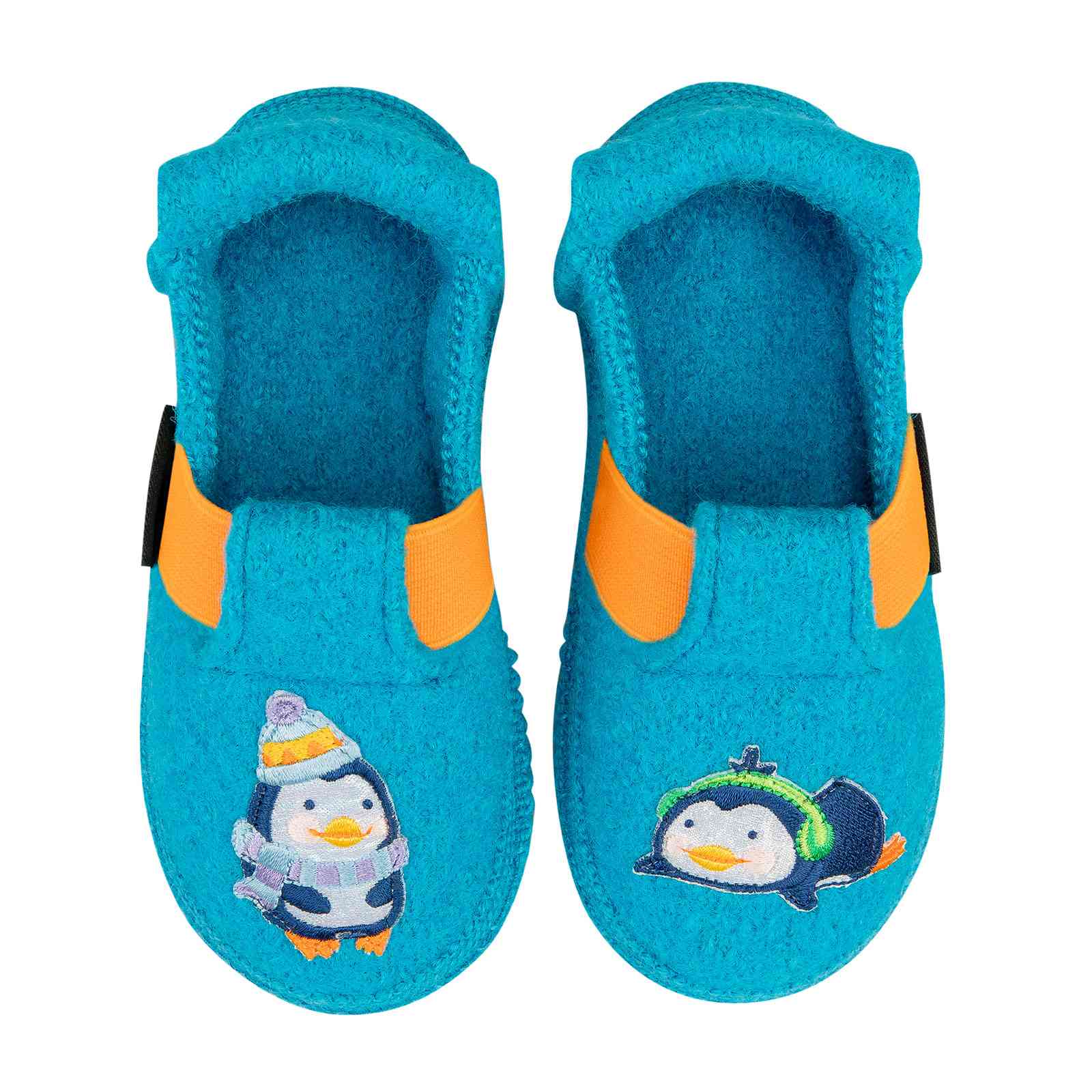 Produktbeschreibung: Nanga - Kinderfinken Funny Pingu. Ein Paar blaue Kinderschuhe mit orangefarbenen Riemen. Der linke Schuh zeigt einen gestickten Pinguin mit Hut und Schal, während der rechte Schuh einen Pinguin mit Ohrenschützern und einem Fisch in der Hand präsentiert. Perfekt für kalte Wintertage!