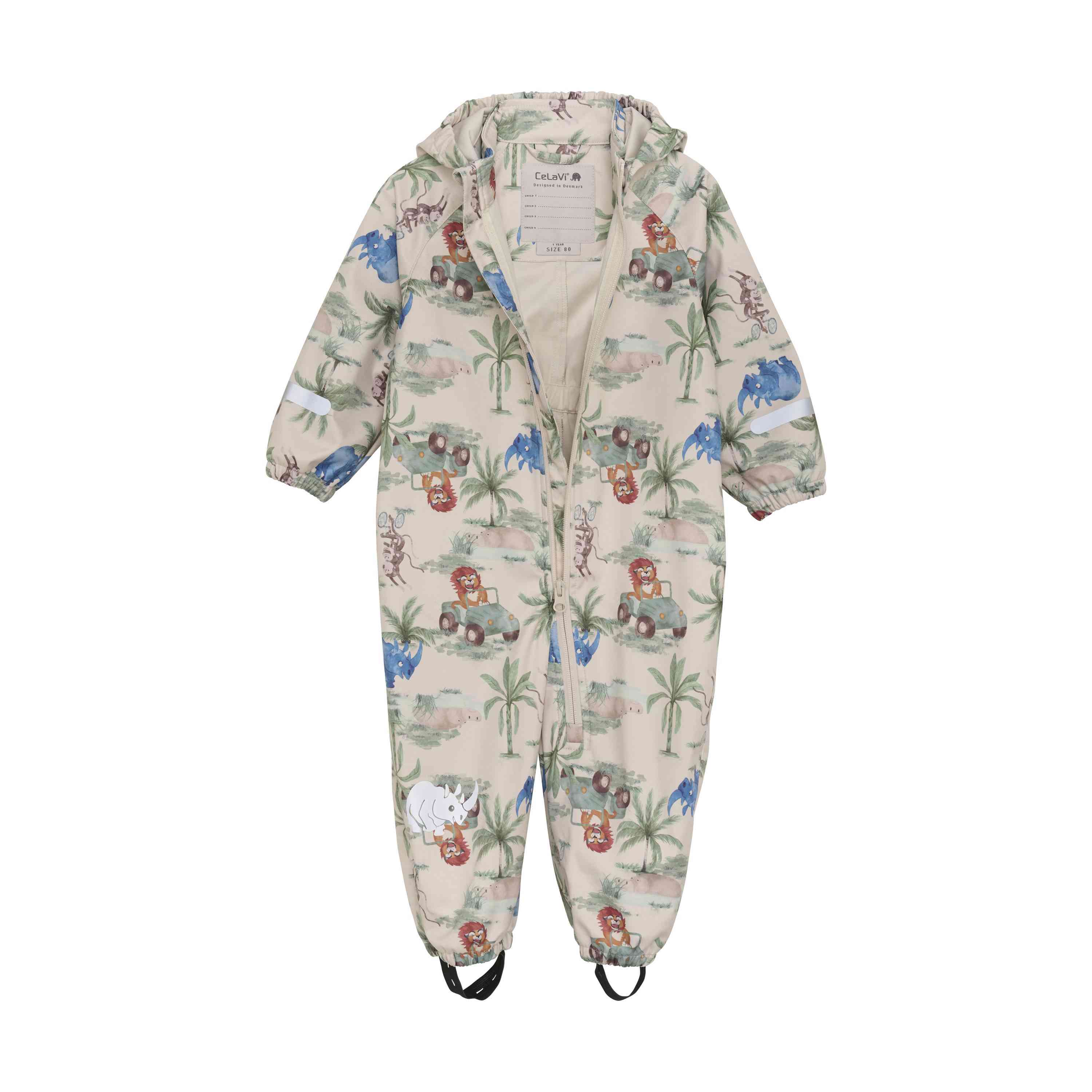 Ein CeLaVi - Softshell-Overall von CeLaVi, ein beiger Kinderoverall mit Frontreißverschluss, verziert mit einem verspielten Dschungelmotiv mit Palmen, Wolken, Safarifahrzeugen und Tieren wie Tigern, Elefanten und Affen. Der Overall hat eine angenähte Kapuze und elastische Bündchen – ideal für Abenteuer in der Waldspielgruppe.