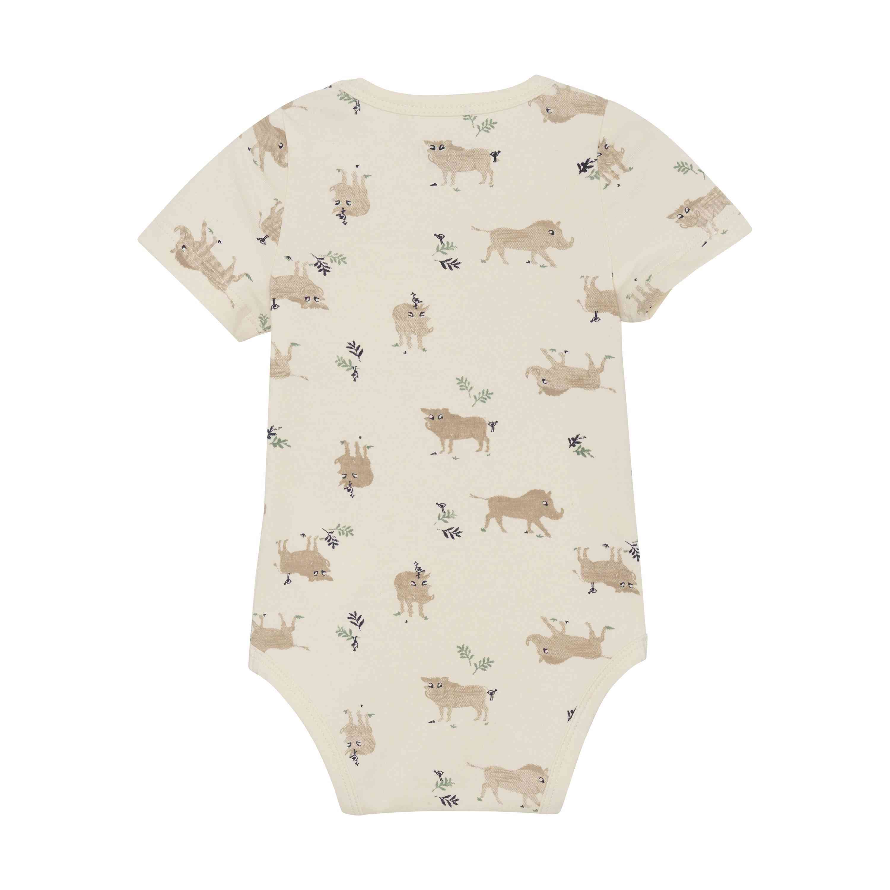 Ein beiger CeLaVi - Body kurzarm Onesie mit einem Muster, auf dem verschiedene Wildtiere wie Löwen, Geparden und Antilopen sowie kleine Pflanzen abgebildet sind. Der Onesie hat kurze Ärmel und einen runden Ausschnitt und ist aus weichem Bambusstoff gefertigt.