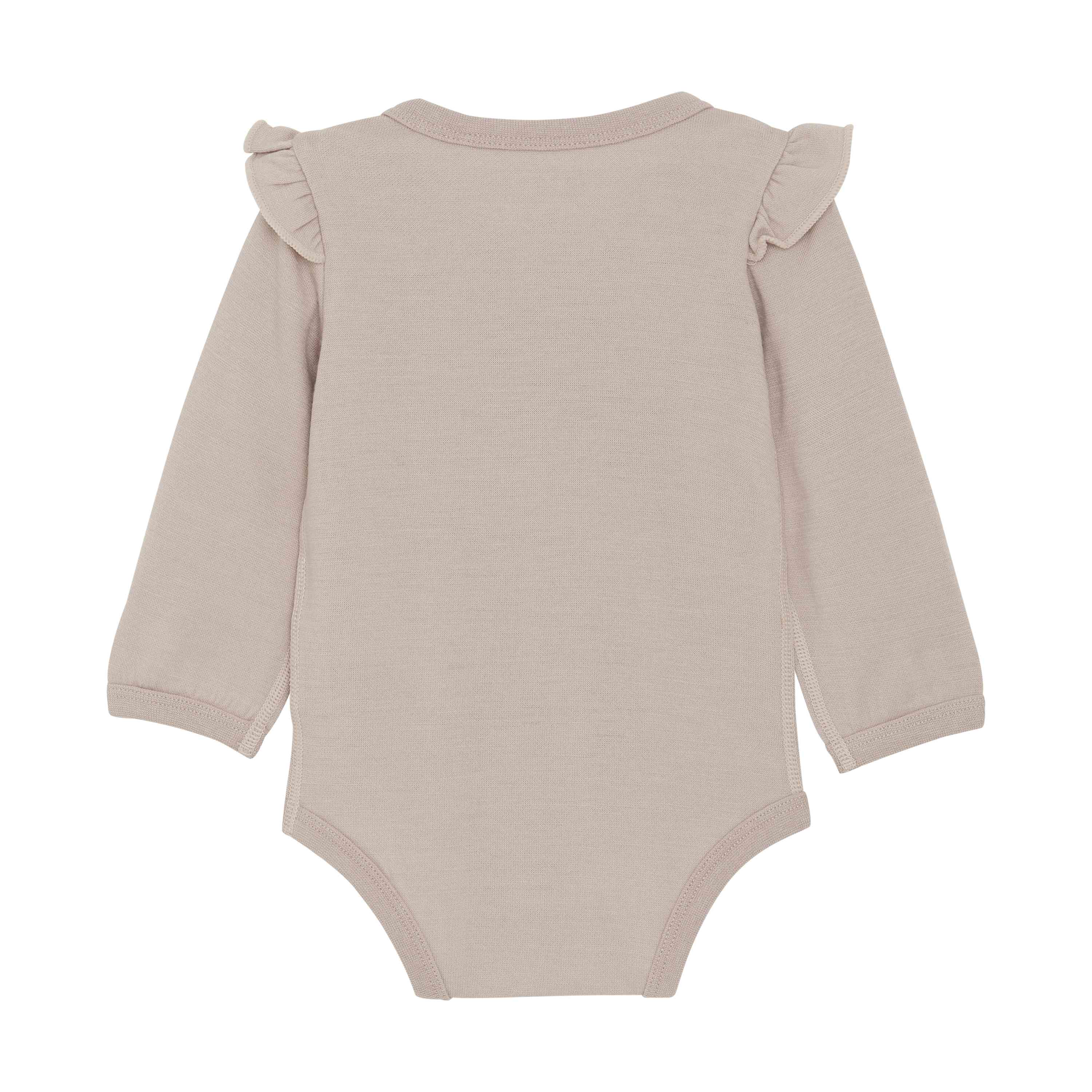 Ein hellbeiger langärmliger CeLaVi-Body mit gerüschtem Schulterdetail, gefertigt aus weichem und kuscheligem Stoff, der dem OEKO-TEX® STANDARD 100 entspricht und so die Sicherheit von Kleinkindern gewährleistet. Dieser Unisex-Strampler von CeLaVi besticht durch ein schlichtes und bequemes Design, wie auf dem Bild der Rückansicht zu sehen ist.