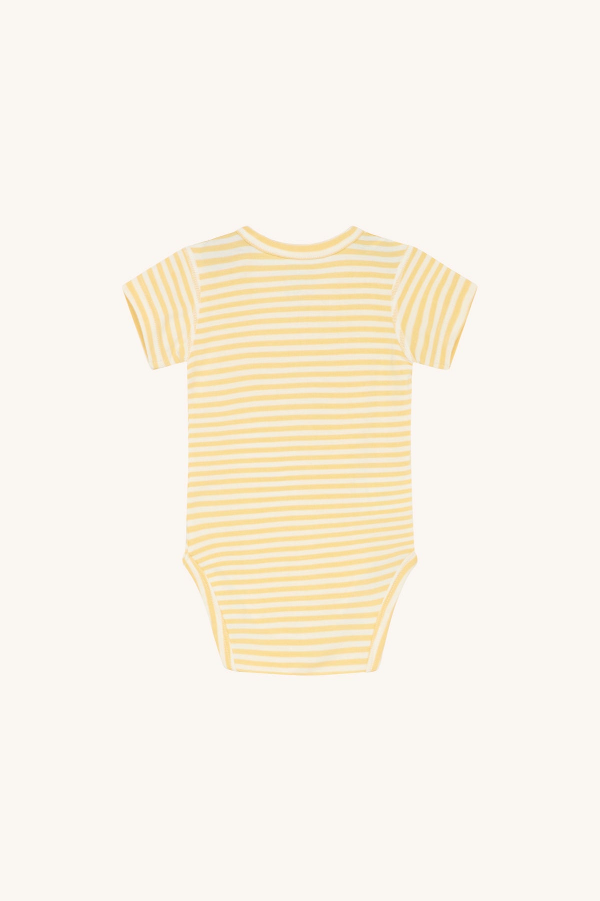 Auf einem einfarbigen Hintergrund ist ein gelb-weiß gestreifter Baby-Strampler mit kurzen Ärmeln abgebildet. Das minimalistische Design des „Hust and Claire – Bue Body kurzarm“ von Hust & Claire mit horizontalen Streifen ist GOTS-zertifiziert und garantiert sowohl Stil als auch Nachhaltigkeit.