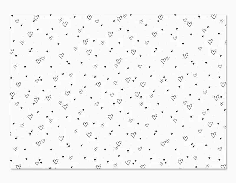 Ein weißer Hintergrund mit einem Muster aus kleinen schwarzen Herzen. Die Herzen variieren leicht in der Größe und sind gleichmäßig über das gesamte Bild verteilt, wodurch ein einfaches und minimalistisches Design entsteht. Perfekt für Nynke Ontwerpt - Geschenkpapier Herzen, verleiht es jedem Geschenk für Mädchen und Junge von Nynke Ontwerpt eine elegante Note.