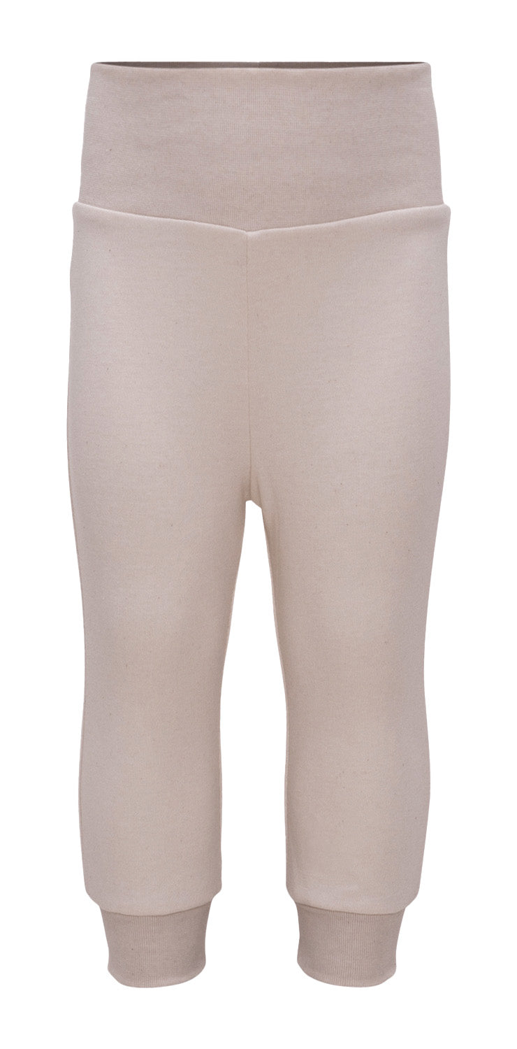 Wir präsentieren die Minimalisma - Leggings von Minimalisma, ein Paar beigefarbene, knielange Baby-Leggings aus Bio-Baumwolle. Diese Hose hat einen breiten elastischen Bund und gerippte Bündchen an den Säumen für maximalen Komfort. Sie ist schlicht und ohne sichtbare Markenzeichen oder Muster, perfekt für einen minimalistischen Look.