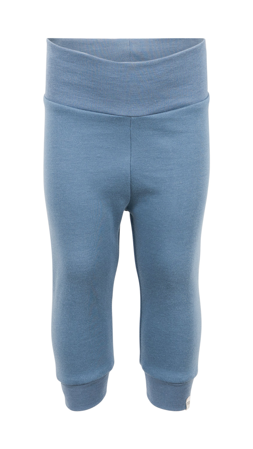 Ein Paar Leggings von minimalisma, in einem blauen, knielangen Design mit elastischem Bund aus Bio-Baumwolle. Der Stoff ist weich und dehnbar und sorgt für eine bequeme Passform und Bewegungsfreiheit. Diese Leggings für Kleinkinder sind schlicht im Design, ohne sichtbare Muster oder Verzierungen.